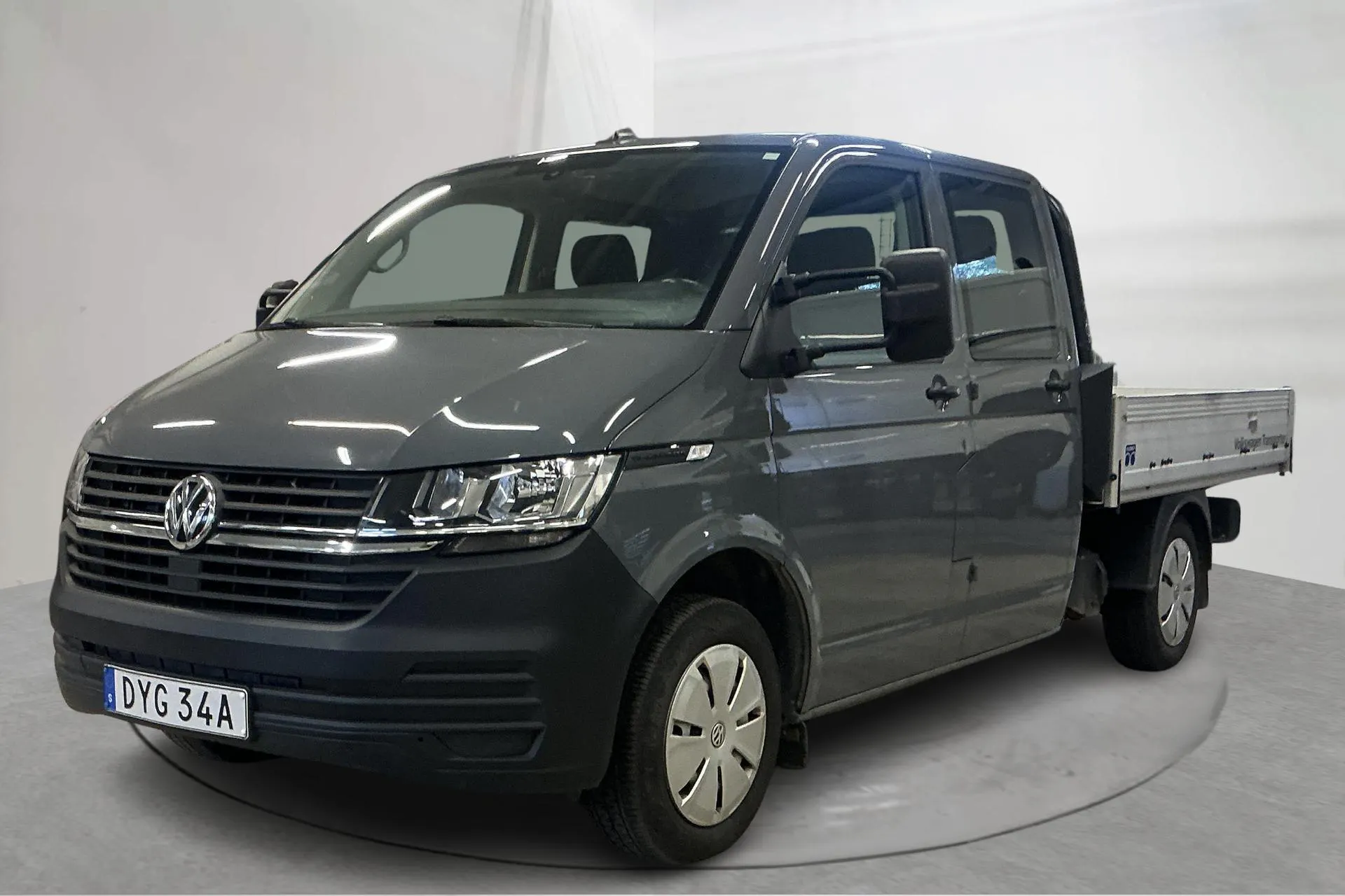 Presentationsfoto 1 av 14: VW Transporter Pickup T6.1 TDI (110hk) - 6 810 mil - Manuell - grå - 2023