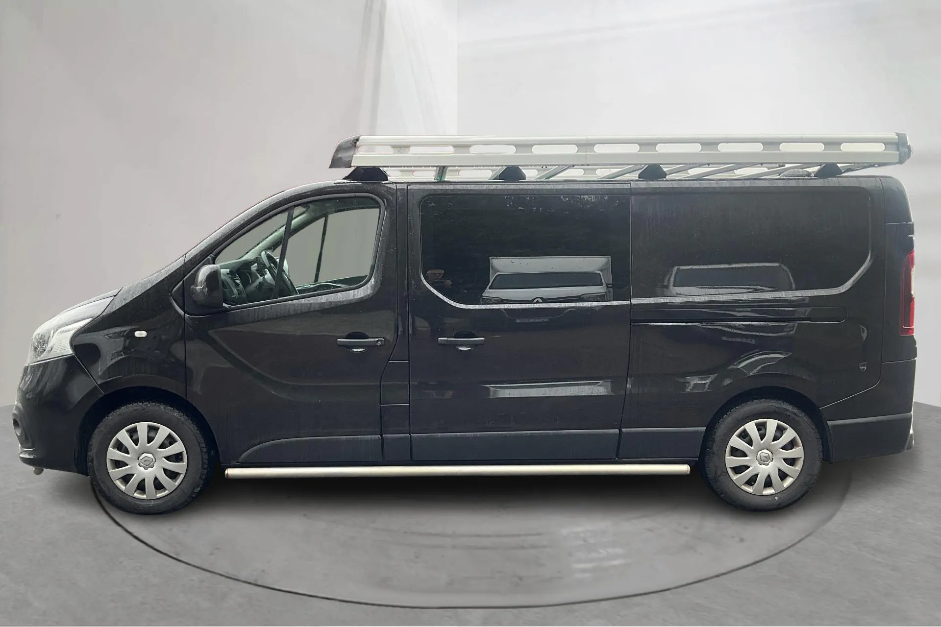 Presentationsfoto 2 av 14: Renault Trafic 1.6 dCi Crew (145hk) - 15 801 mil - Manuell - svart - 2017