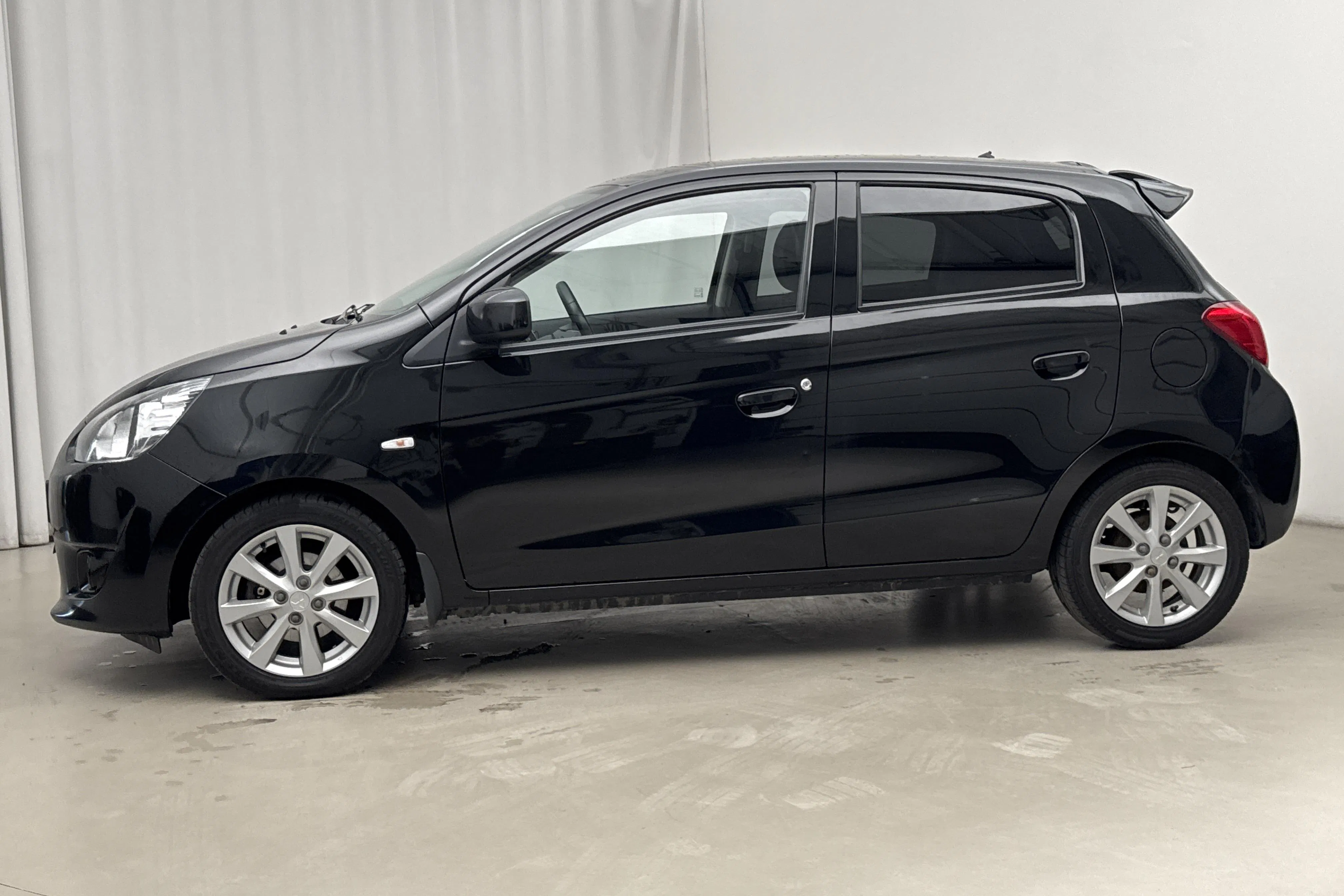 Presentationsfoto 2 av 14: Mitsubishi Space Star 1.2 5dr (80hk) - 8 449 mil - Automat - svart - 2015