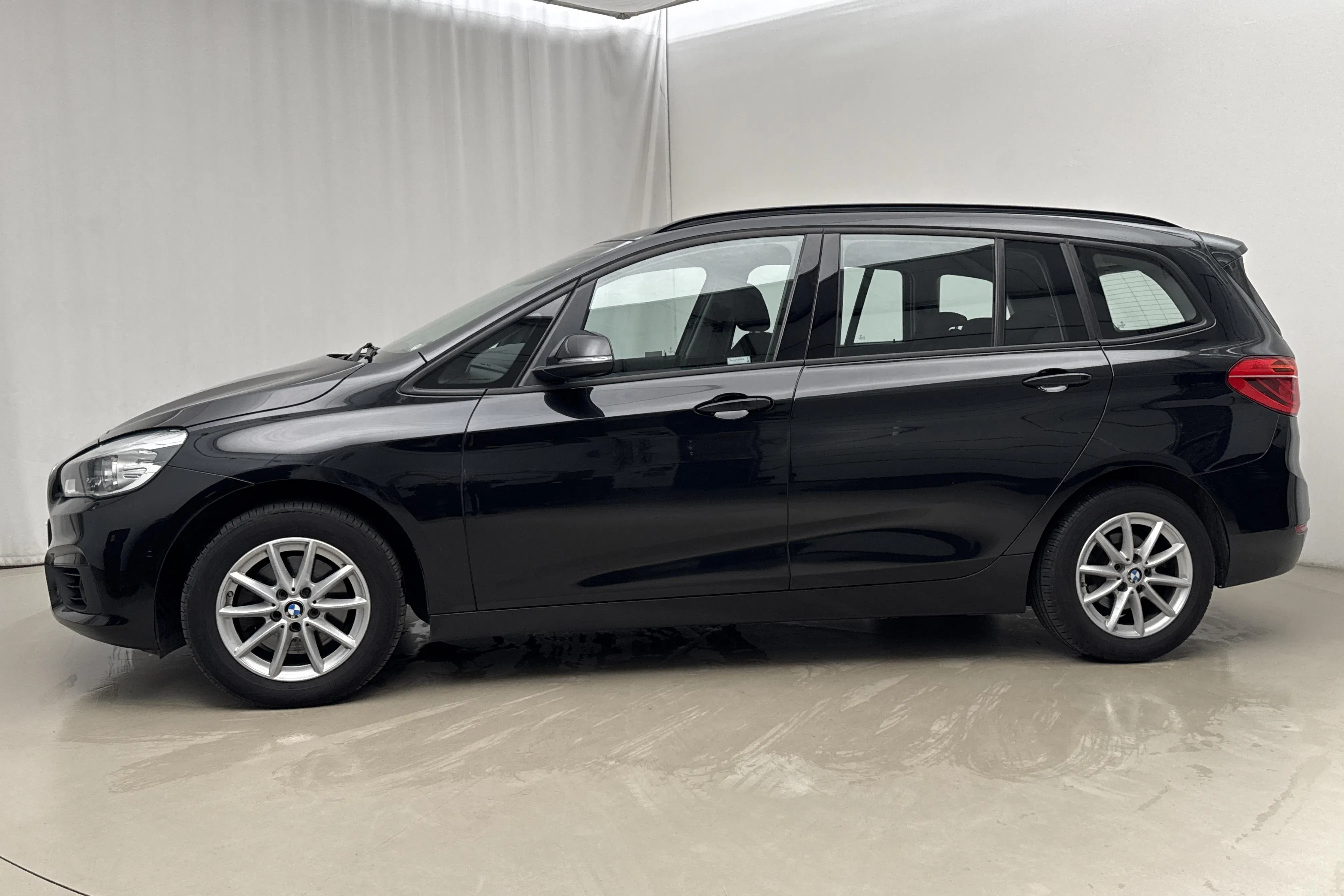 Presentationsfoto 2 av 18: BMW 218i Gran Tourer, F46 (136hk) - 10 499 mil - Automat - svart - 2017