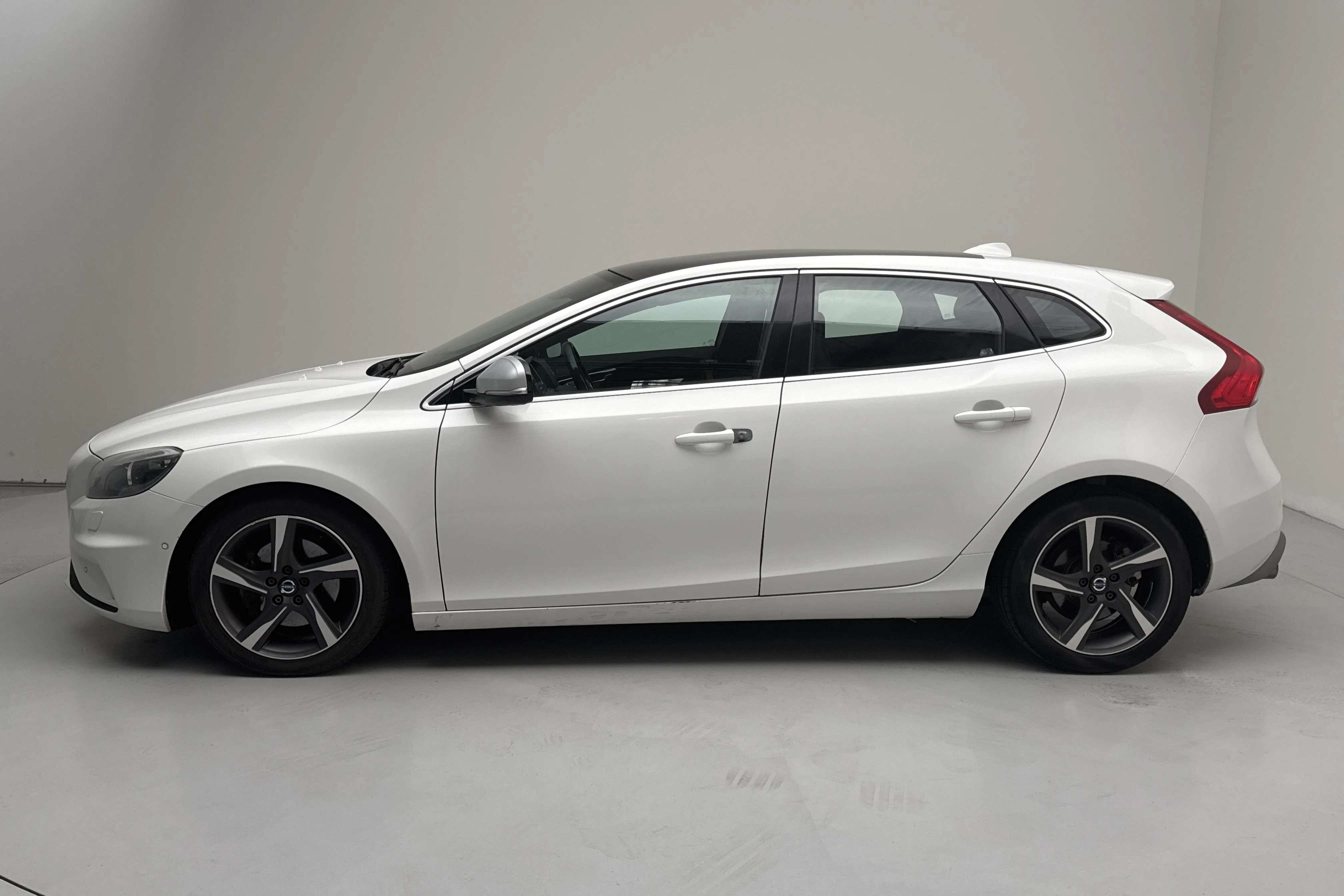 Presentation photo 2 of 14: Volvo V40 D2 (115hk) - 298 460 km - Automatic - white - 2015