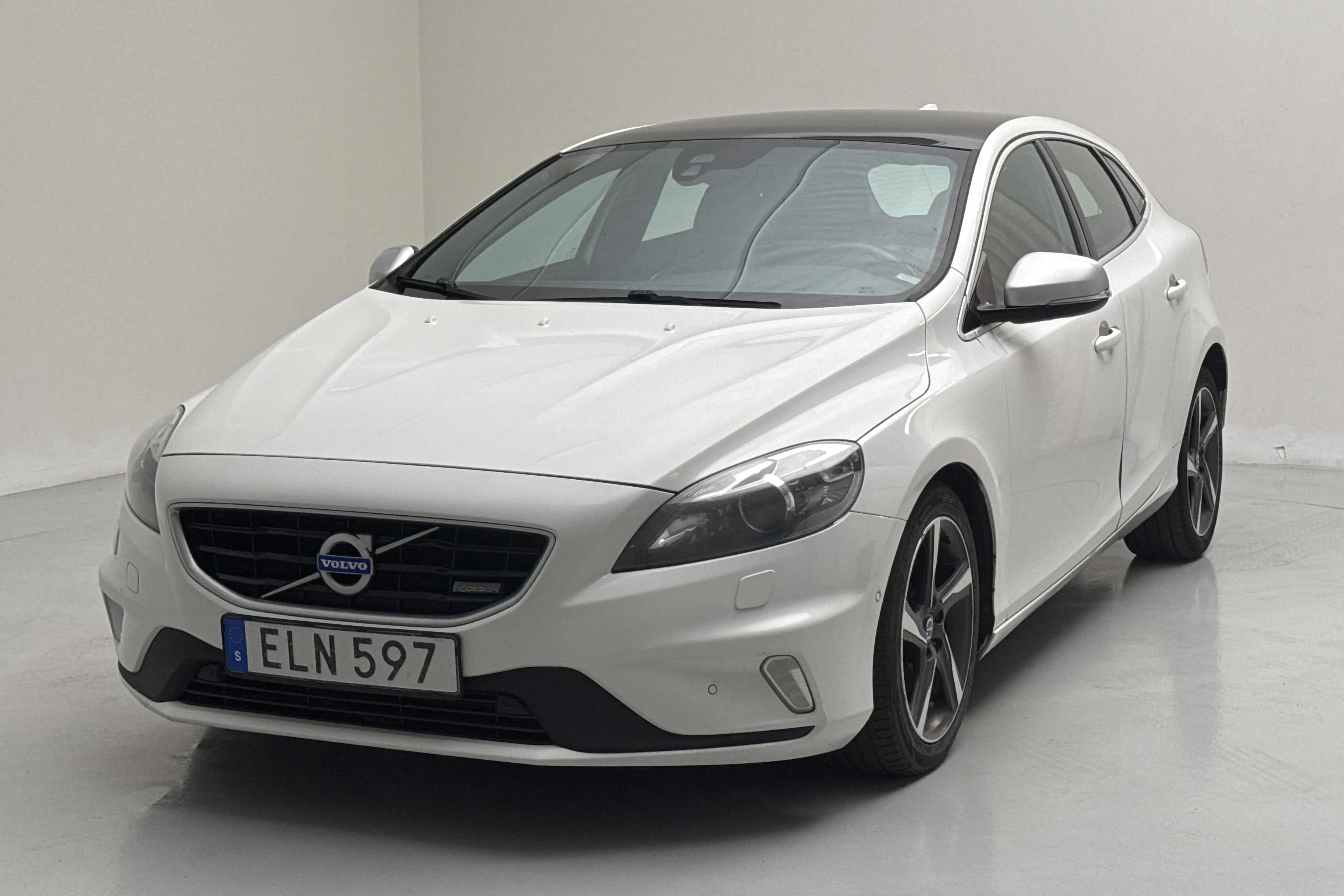 Presentation photo 1 of 14: Volvo V40 D2 (115hk) - 298 460 km - Automatic - white - 2015