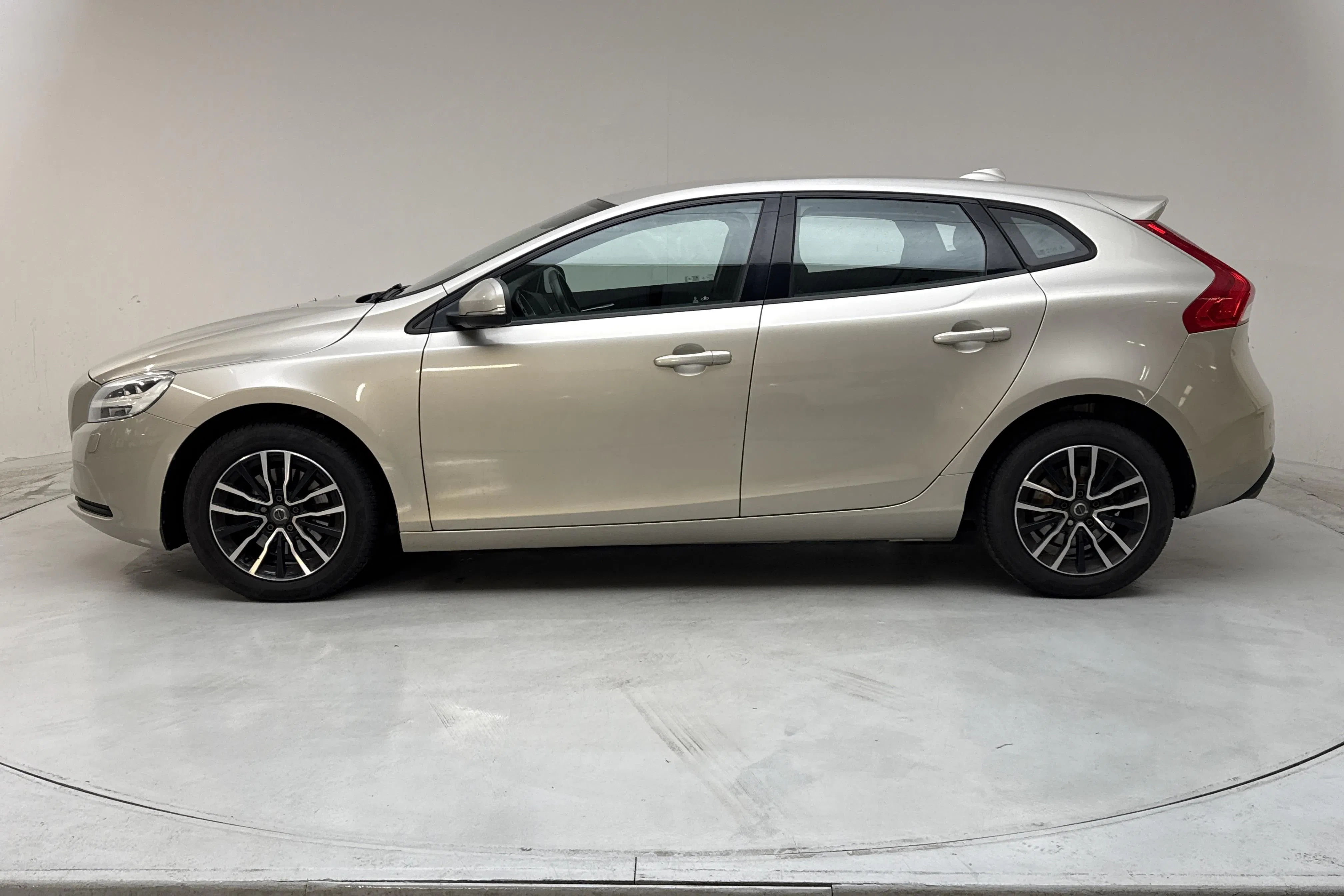 Presentationsfoto 2 av 13: Volvo V40 D3 (150hk) - 16 512 mil - Manuell - Ljusbrun - 2017