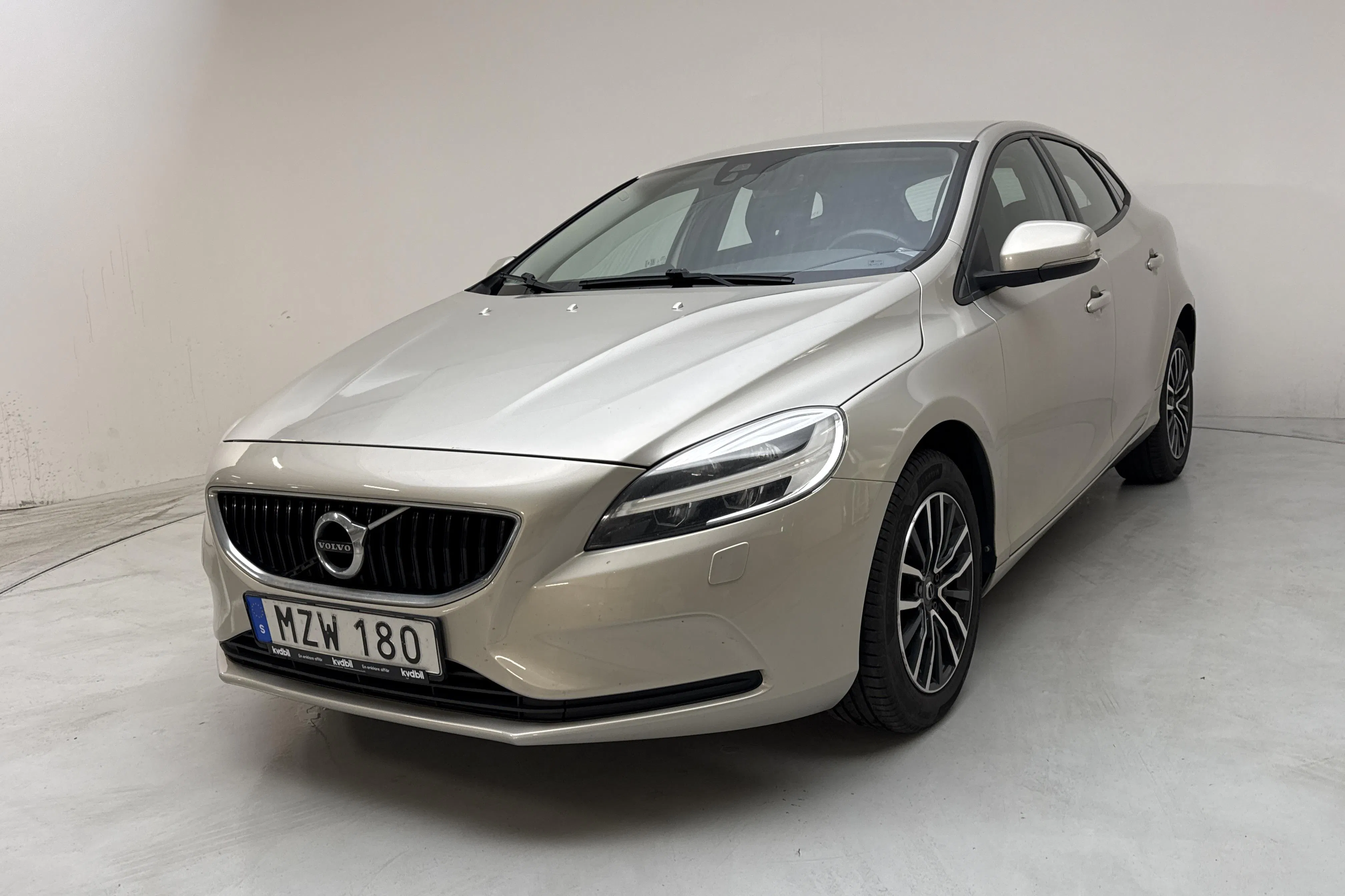 Presentationsfoto 1 av 13: Volvo V40 D3 (150hk) - 16 512 mil - Manuell - Ljusbrun - 2017