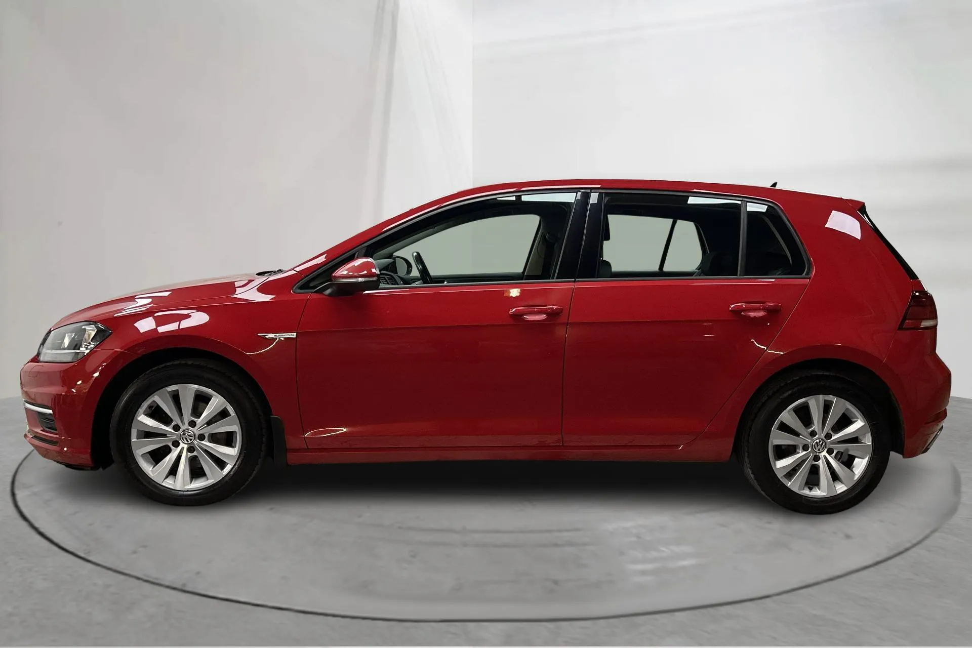 Presentationsfoto 2 av 14: VW Golf VII 1.5 TGI 5dr (130hk) - 12 750 mil - Automat - röd - 2019