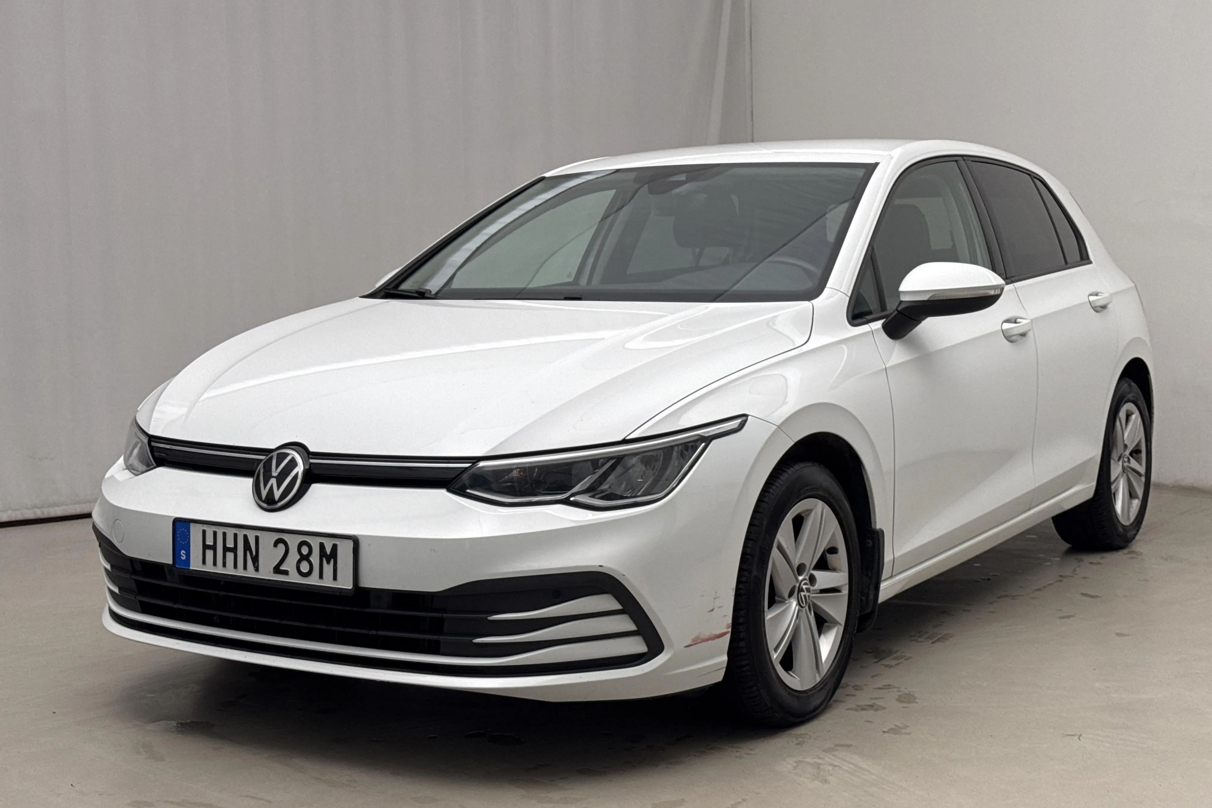 Presentationsfoto 1 av 18: VW Golf VIII 1.0 TSI 5dr (110hk) - 15 497 mil - Automat - vit - 2021