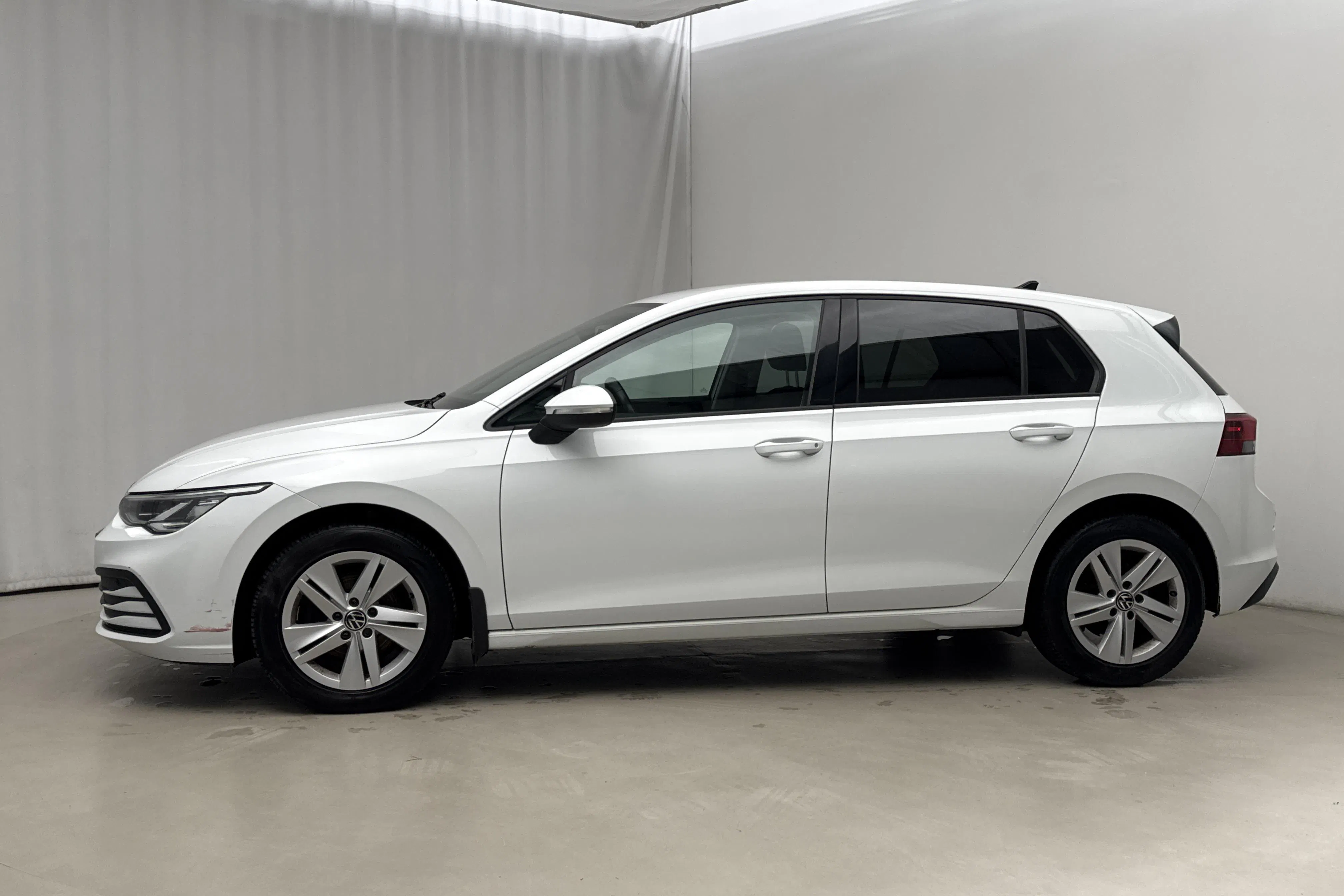 Presentationsfoto 2 av 18: VW Golf VIII 1.0 TSI 5dr (110hk) - 15 497 mil - Automat - vit - 2021