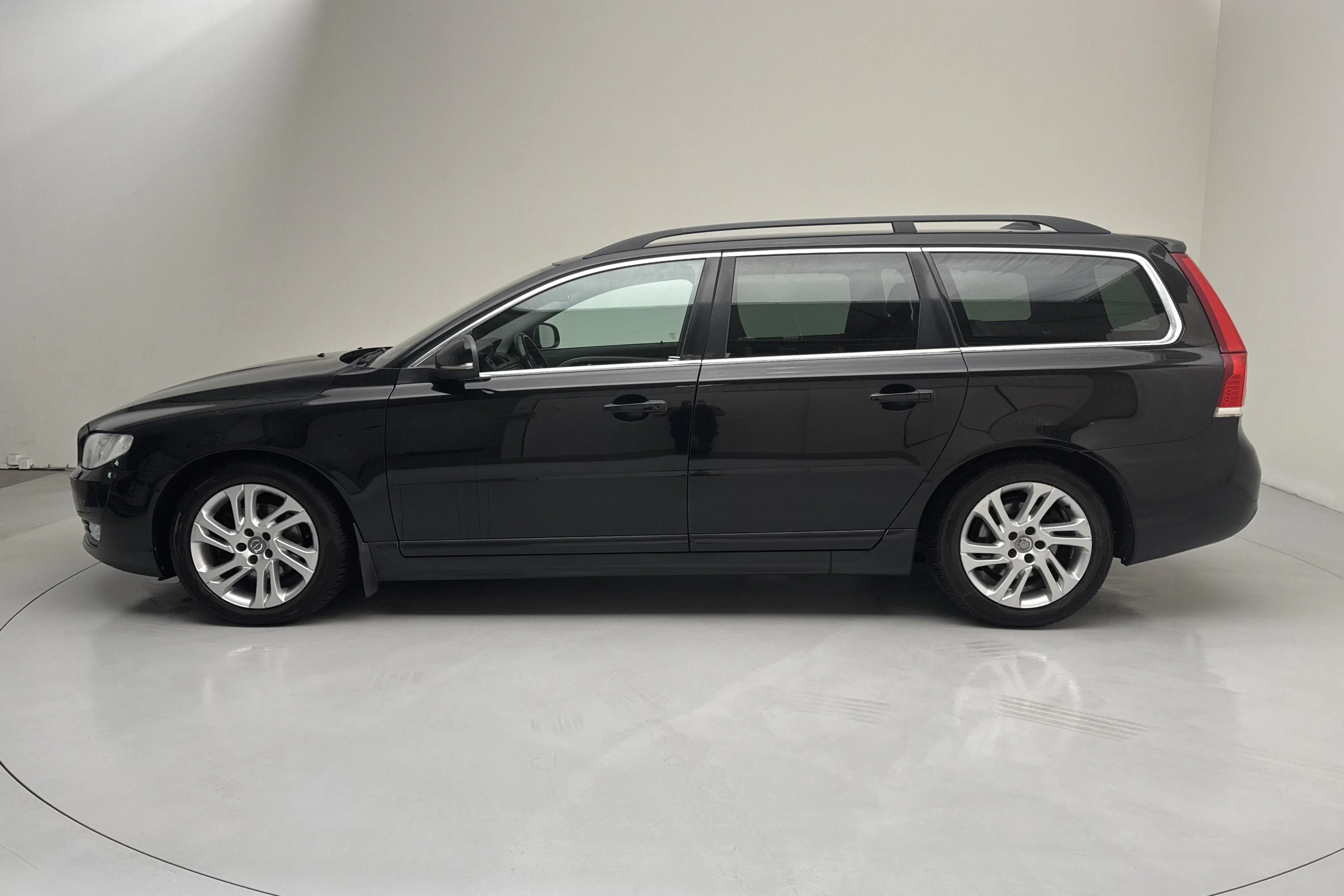 Presentation photo 2 of 13: Volvo V70 II D4 (181hk) - 252 210 km - Automatic - black - 2016