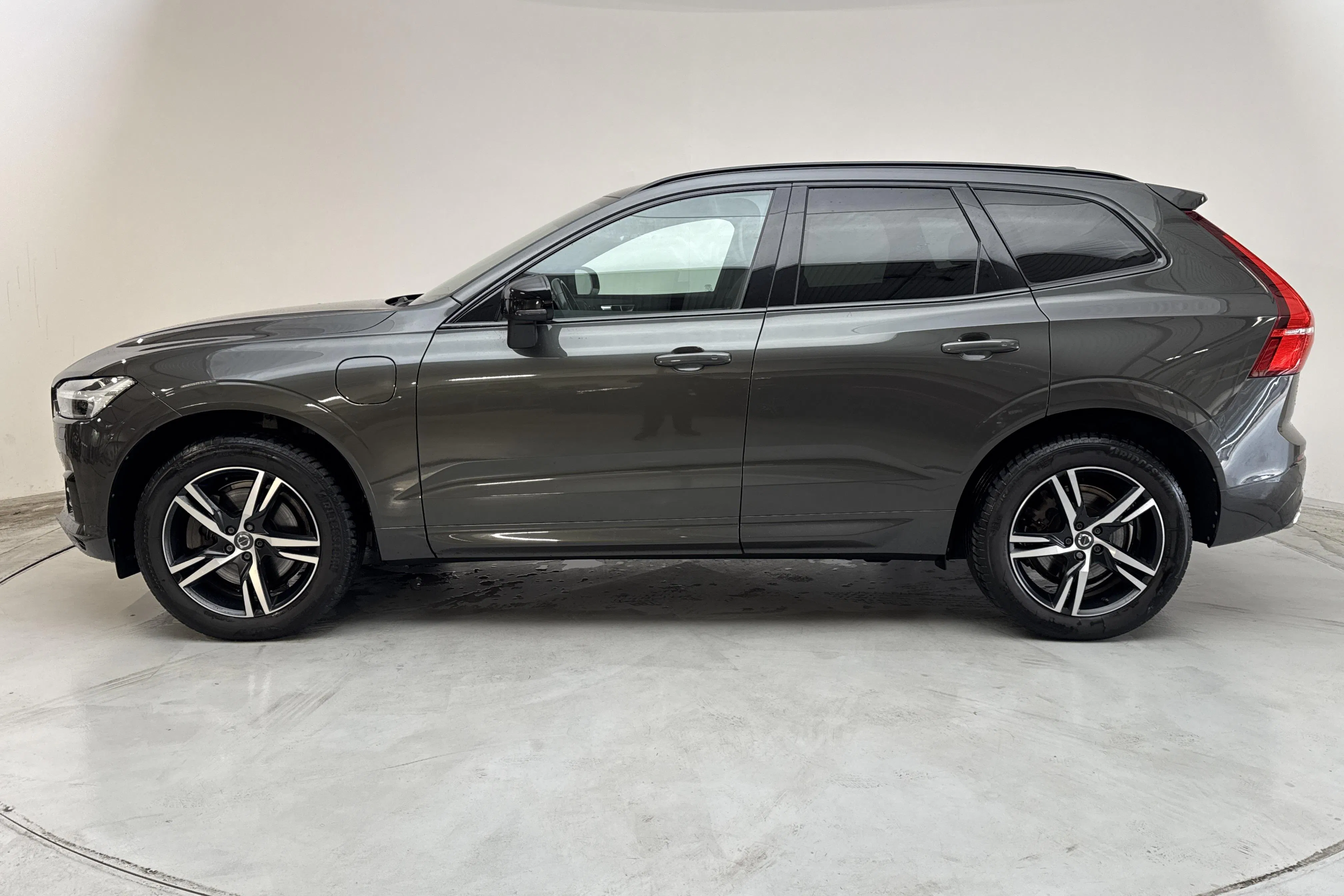 Presentationsfoto 2 av 19: Volvo XC60 T8 AWD Recharge (390hk) - 9 537 mil - Automat - Mörkgrå - 2021