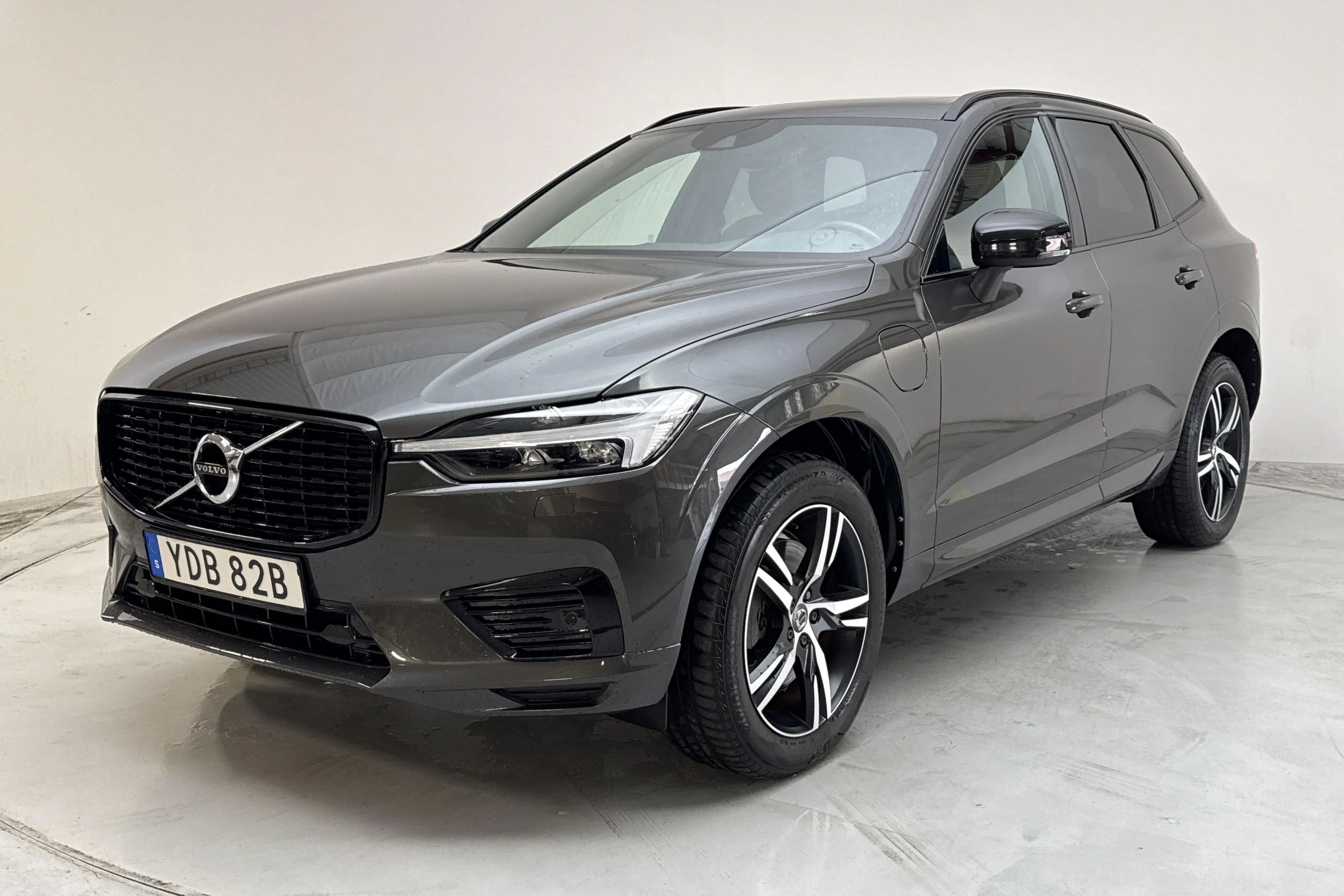 Presentationsfoto 1 av 19: Volvo XC60 T8 AWD Recharge (390hk) - 9 537 mil - Automat - Mörkgrå - 2021
