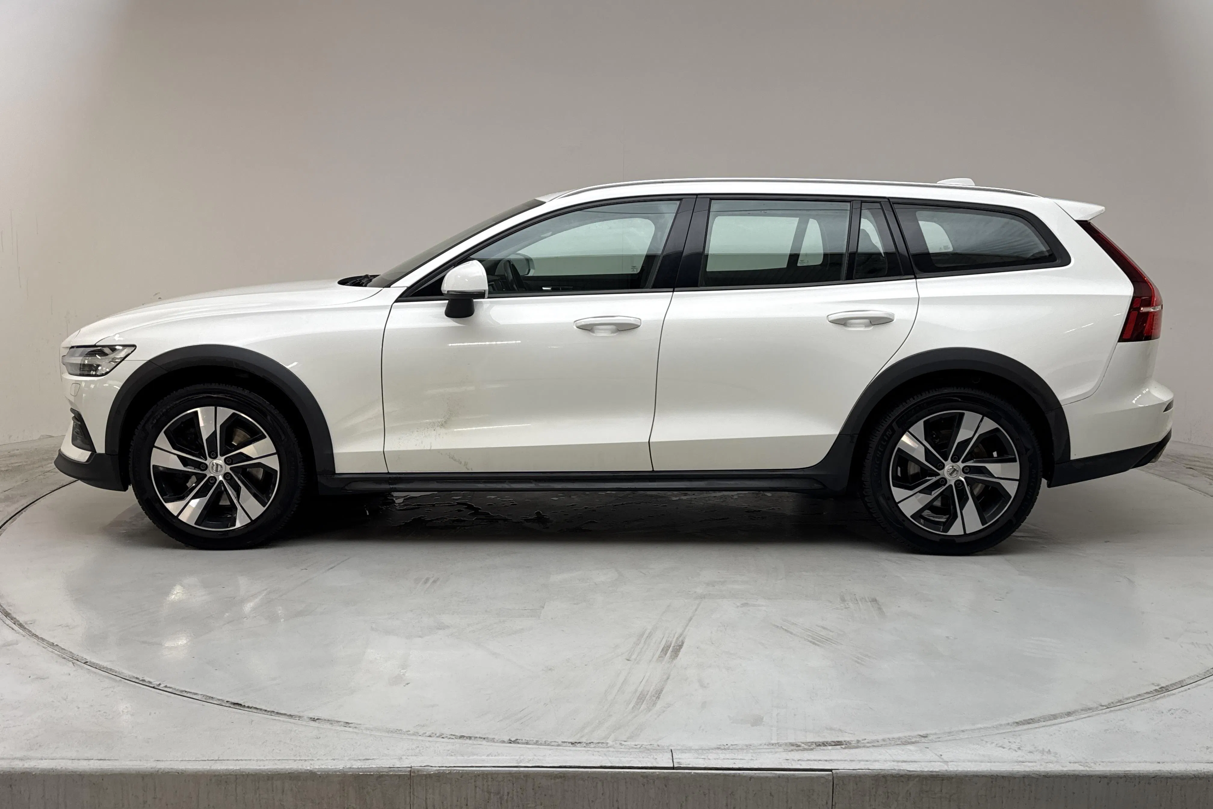 Presentationsfoto 2 av 14: Volvo V60 D4 Cross Country AWD (190hk) - 15 888 mil - Automat - vit - 2019