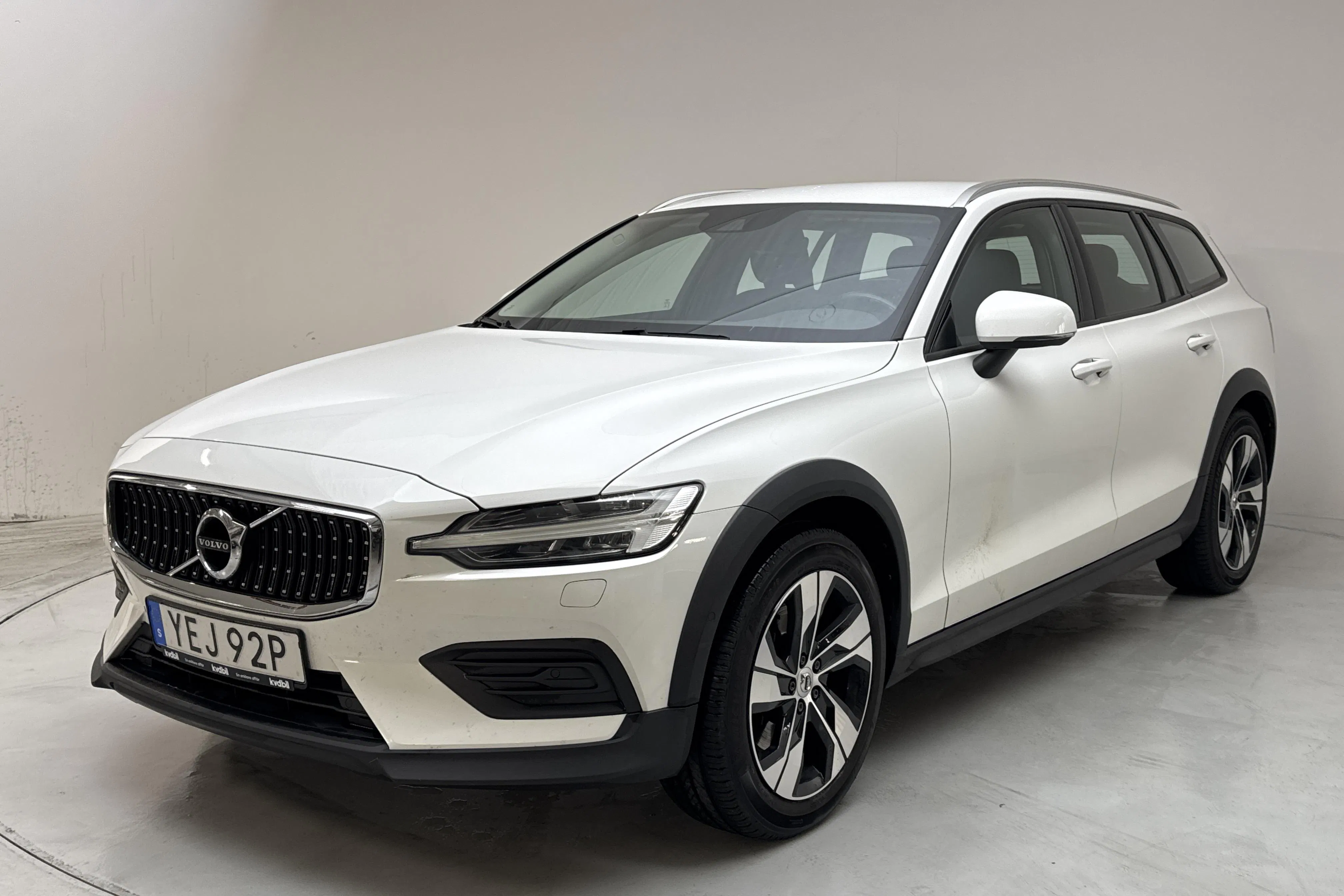 Presentationsfoto 1 av 14: Volvo V60 D4 Cross Country AWD (190hk) - 15 888 mil - Automat - vit - 2019