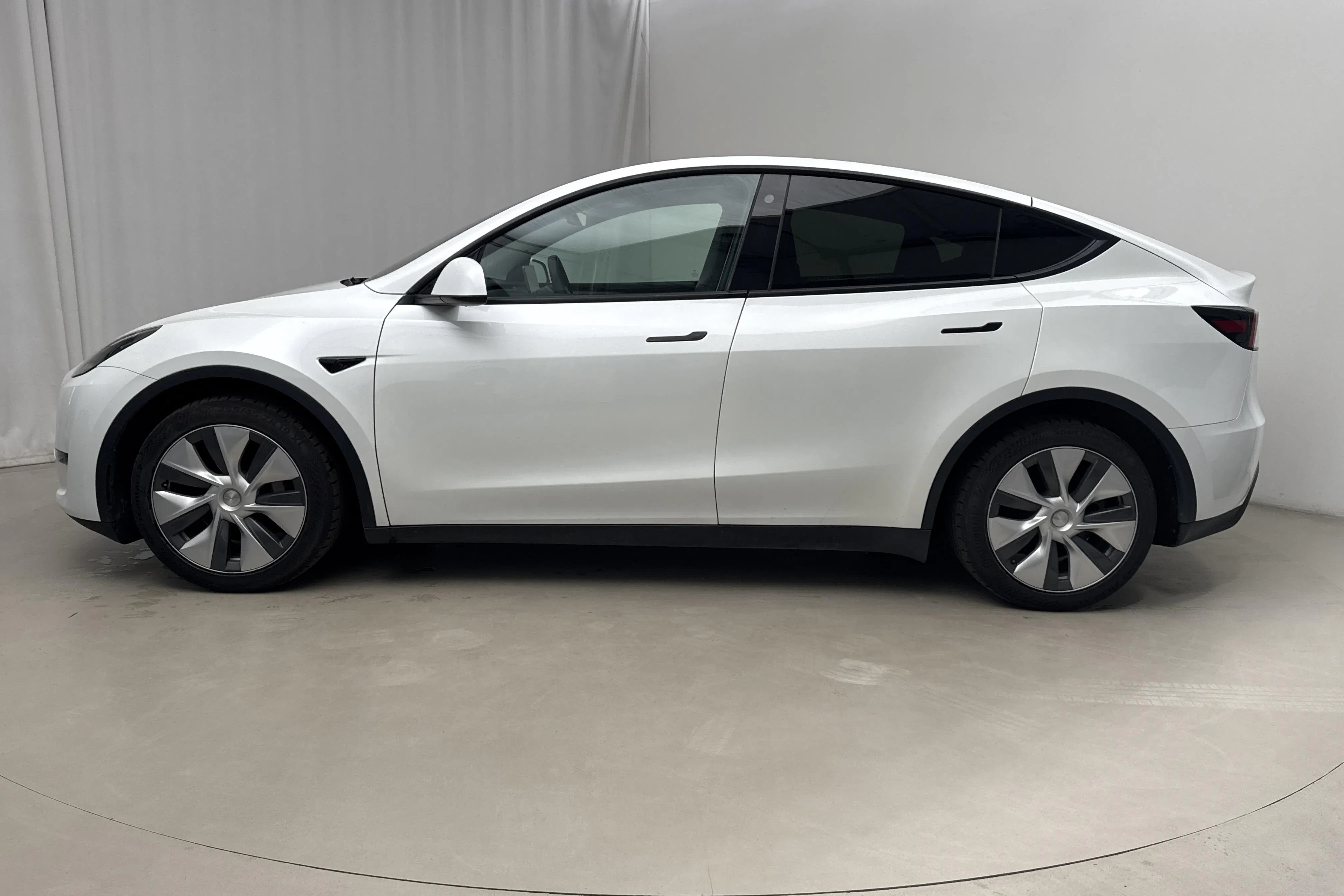 Presentationsfoto 2 av 20: Tesla Model Y Long Range Dual Motor AWD - 11 632 mil - Automat - vit - 2023
