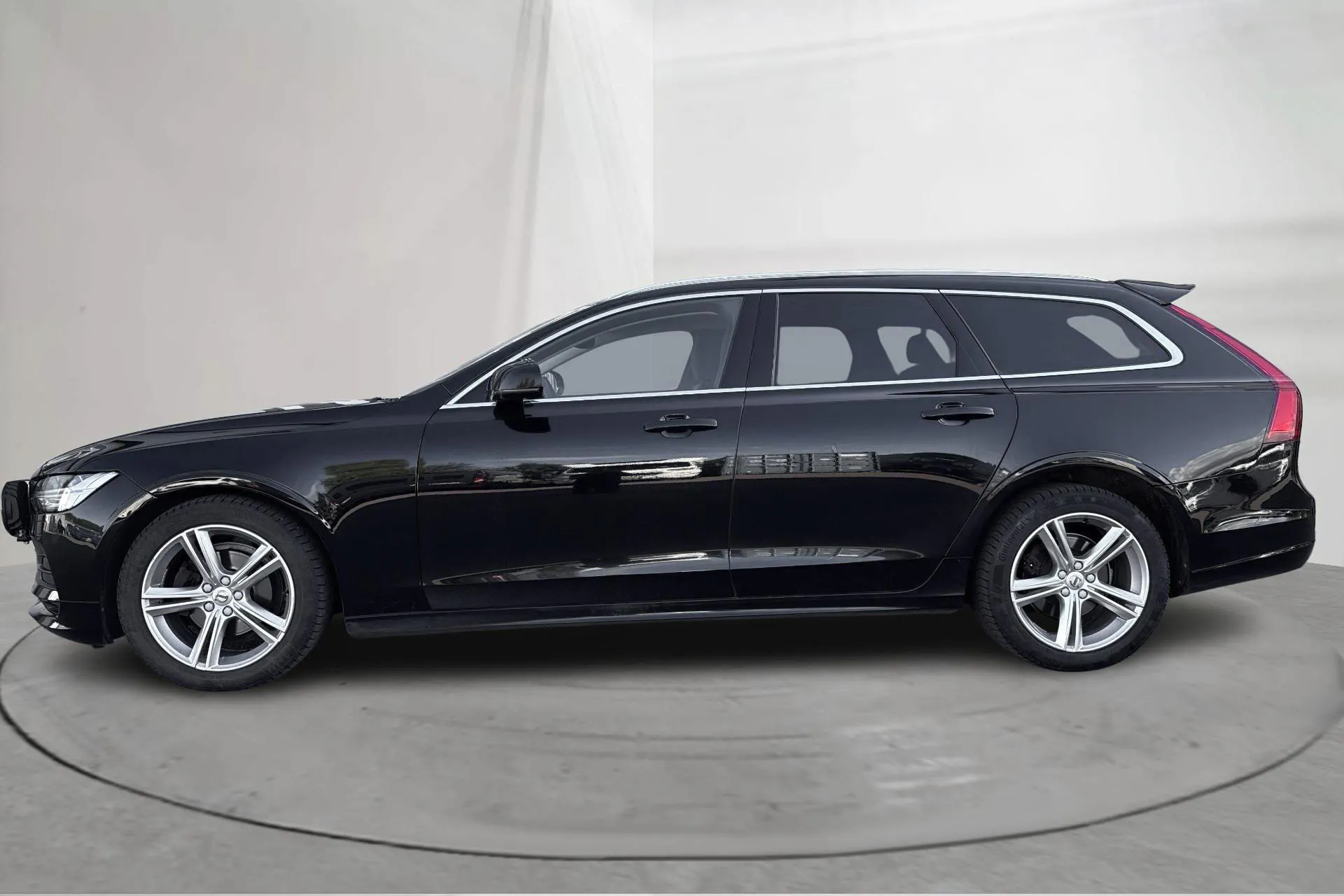 Presentationsfoto 2 av 14: Volvo V90 D3 AWD (150hk) - 23 704 mil - Automat - svart - 2020