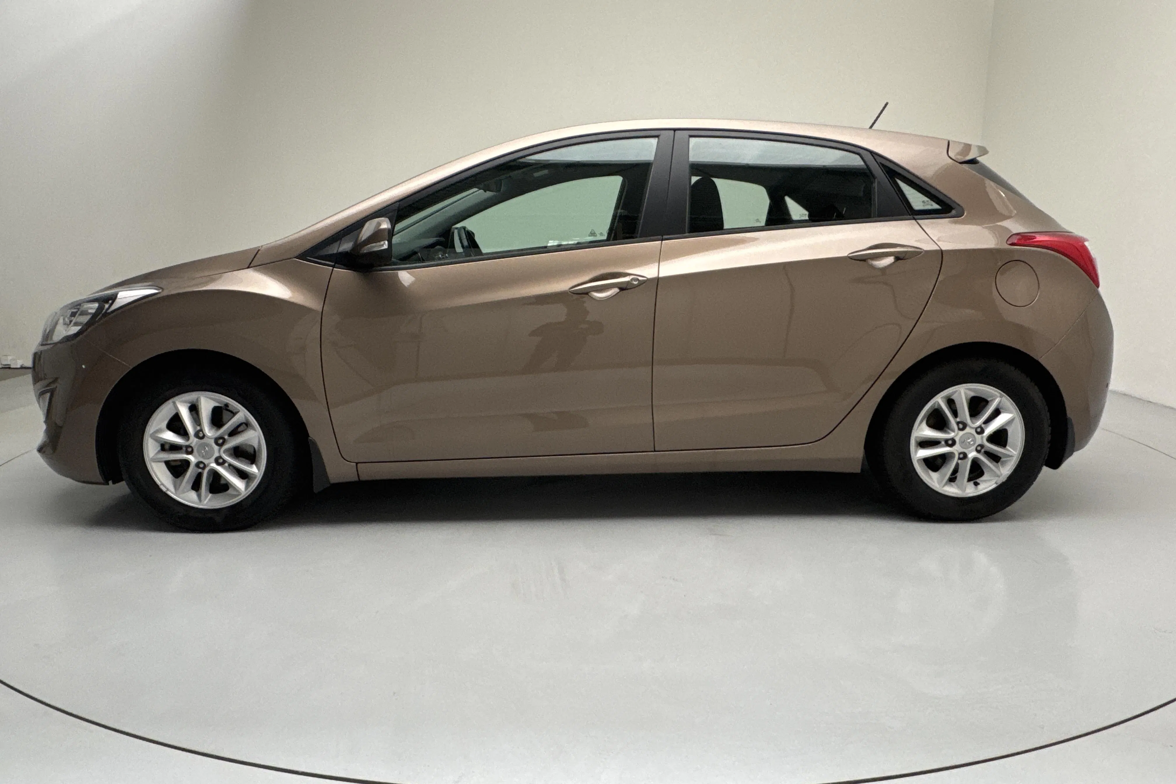 Presentationsfoto 2 av 11: Hyundai i30 1.6 GDI 5dr (135hk) - 7 407 mil - Automat - Ljusbrun - 2014