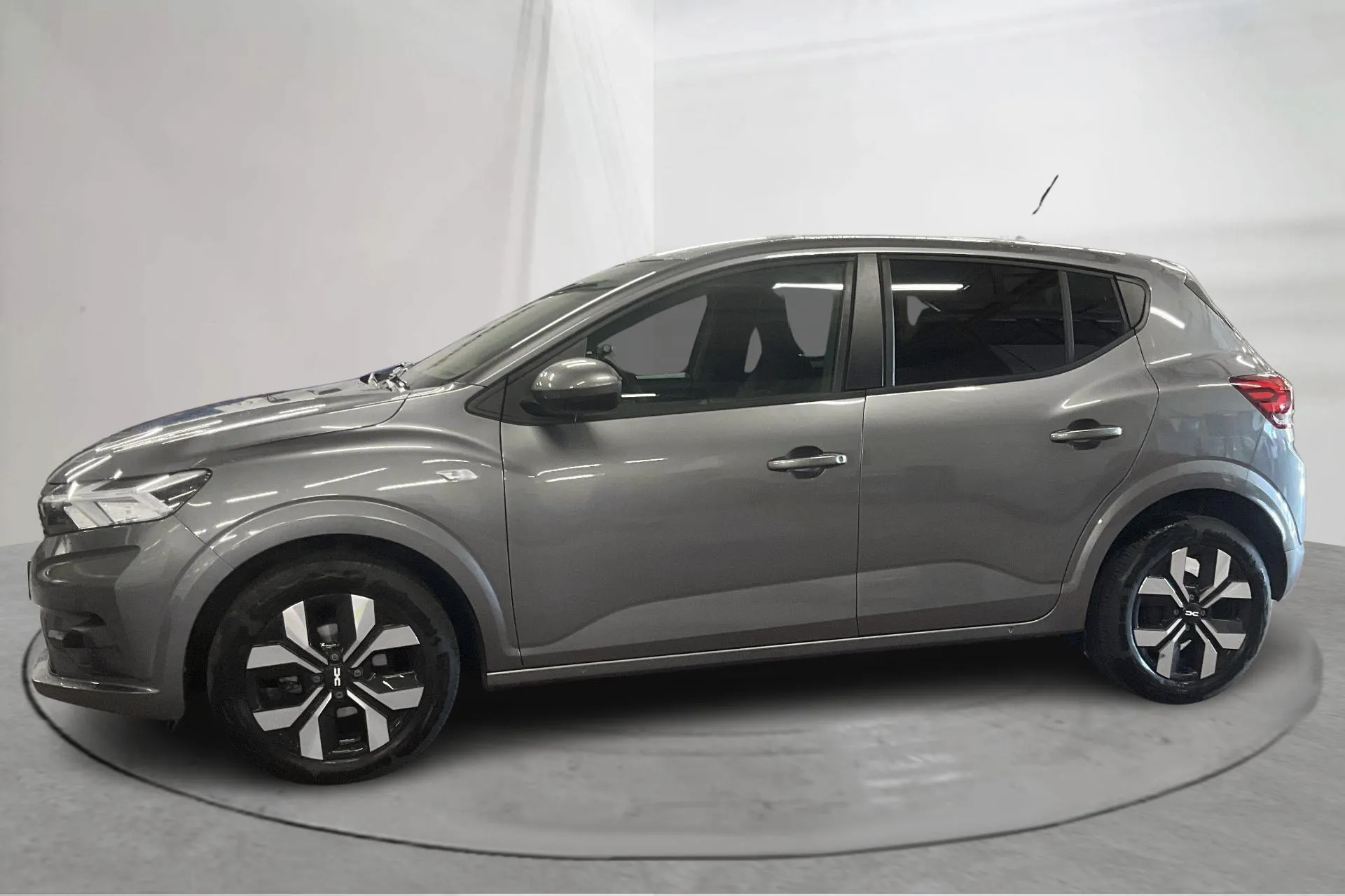Presentationsfoto 2 av 13: Dacia Sandero 1.0 TCe (90hk) - 1 215 mil - Automat - grå - 2025