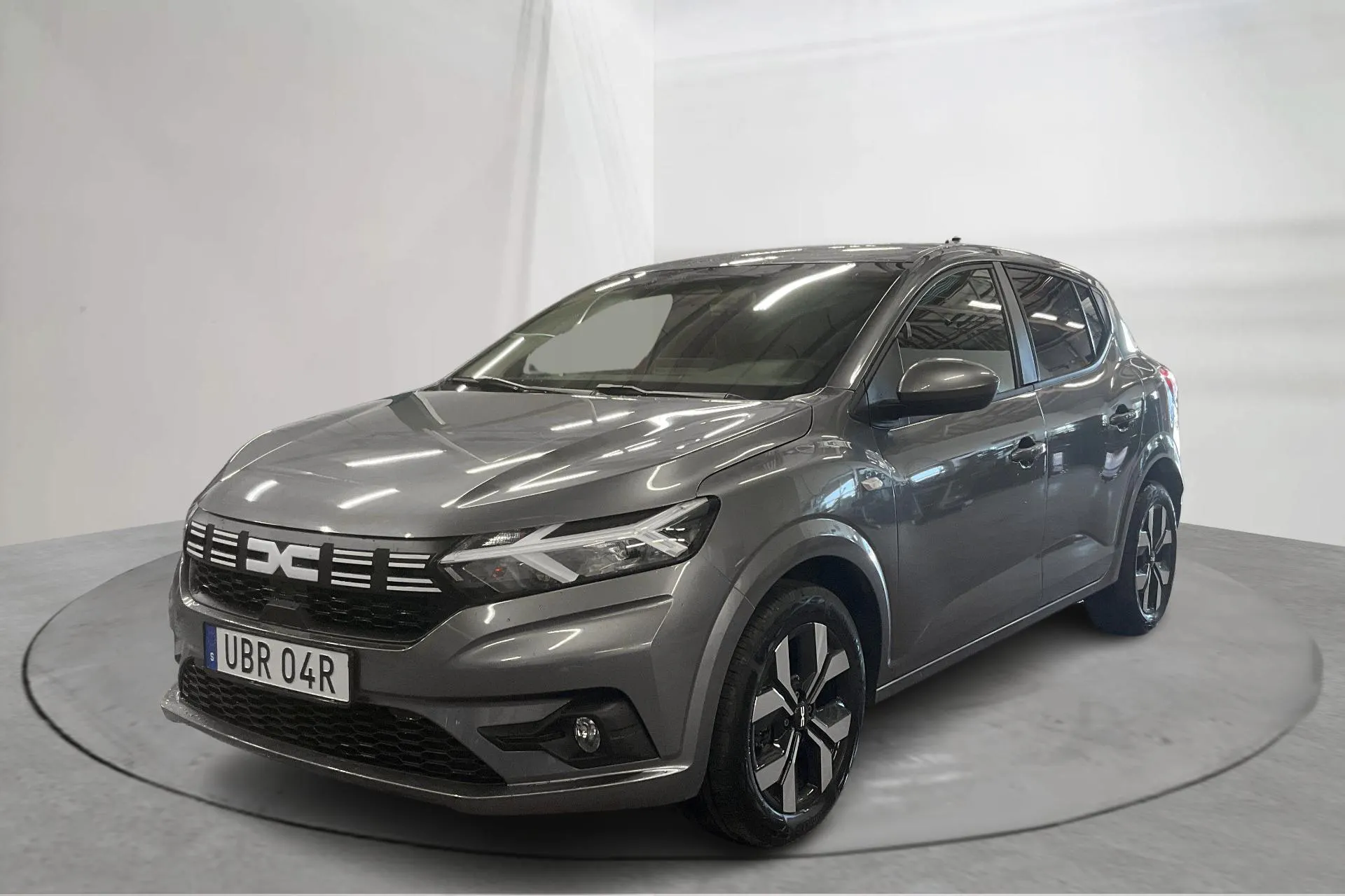 Presentationsfoto 1 av 13: Dacia Sandero 1.0 TCe (90hk) - 1 215 mil - Automat - grå - 2025