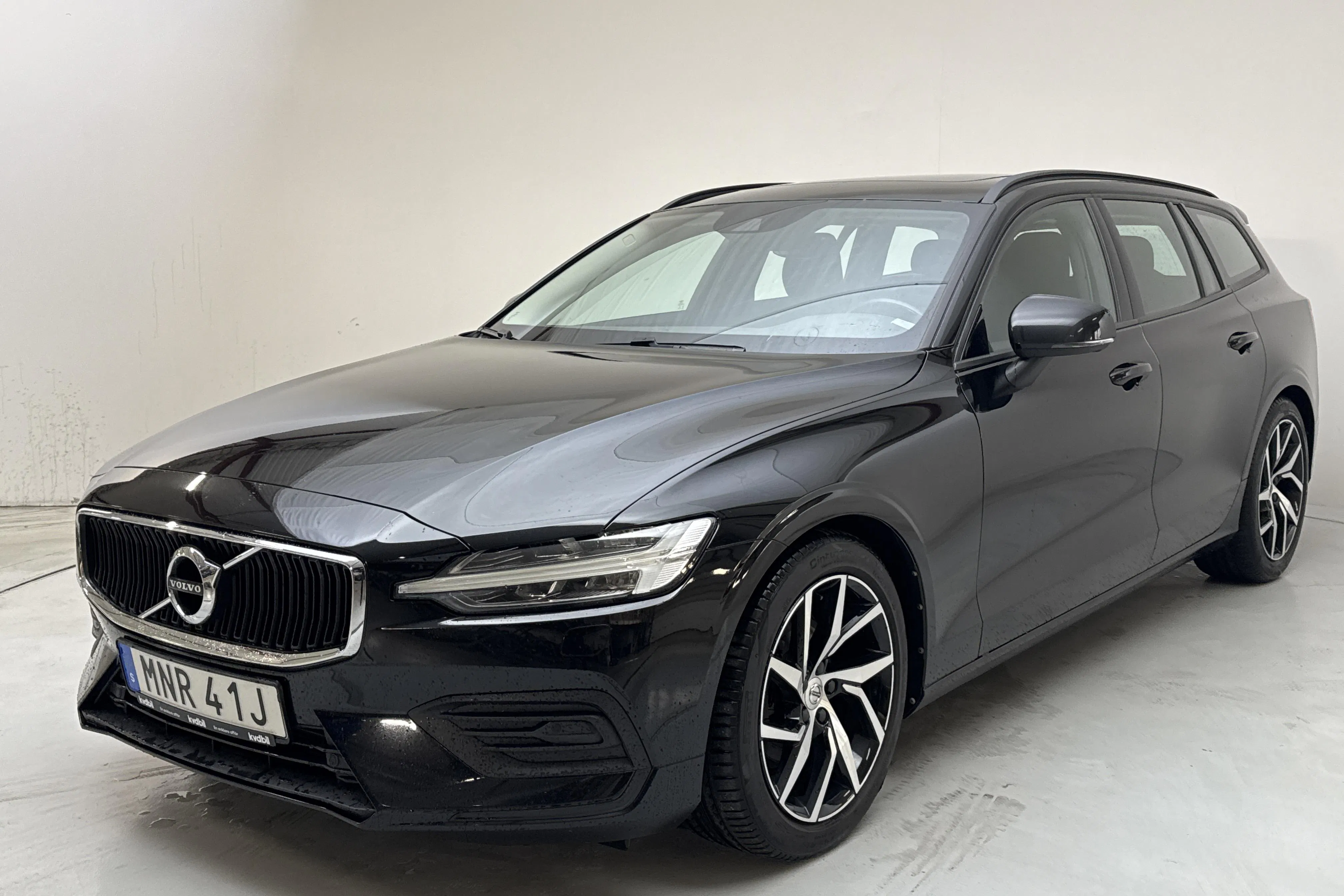 Presentationsfoto 1 av 14: Volvo V60 D3 (150hk) - 12 614 mil - Automat - svart - 2020