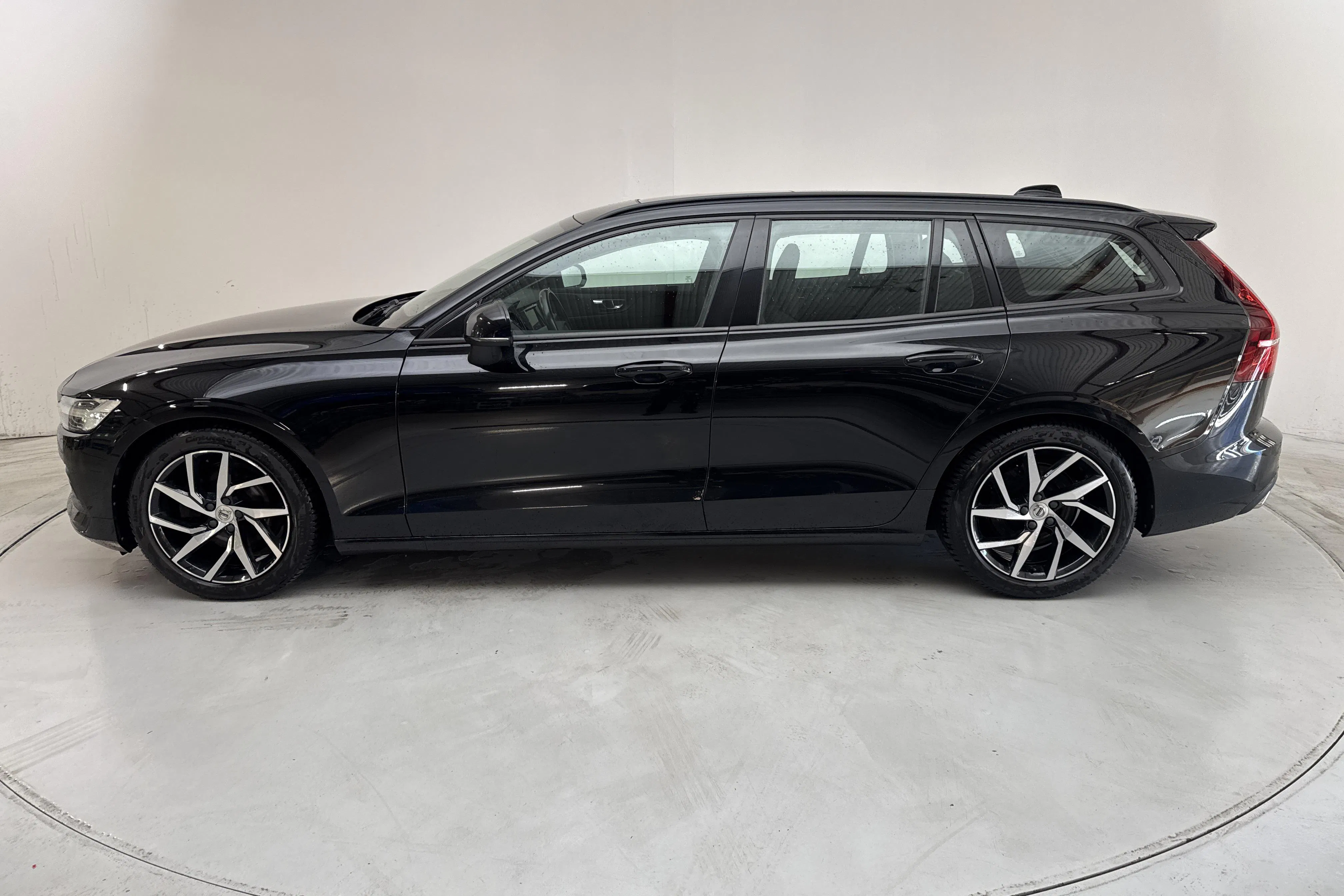 Presentationsfoto 2 av 14: Volvo V60 D3 (150hk) - 12 614 mil - Automat - svart - 2020