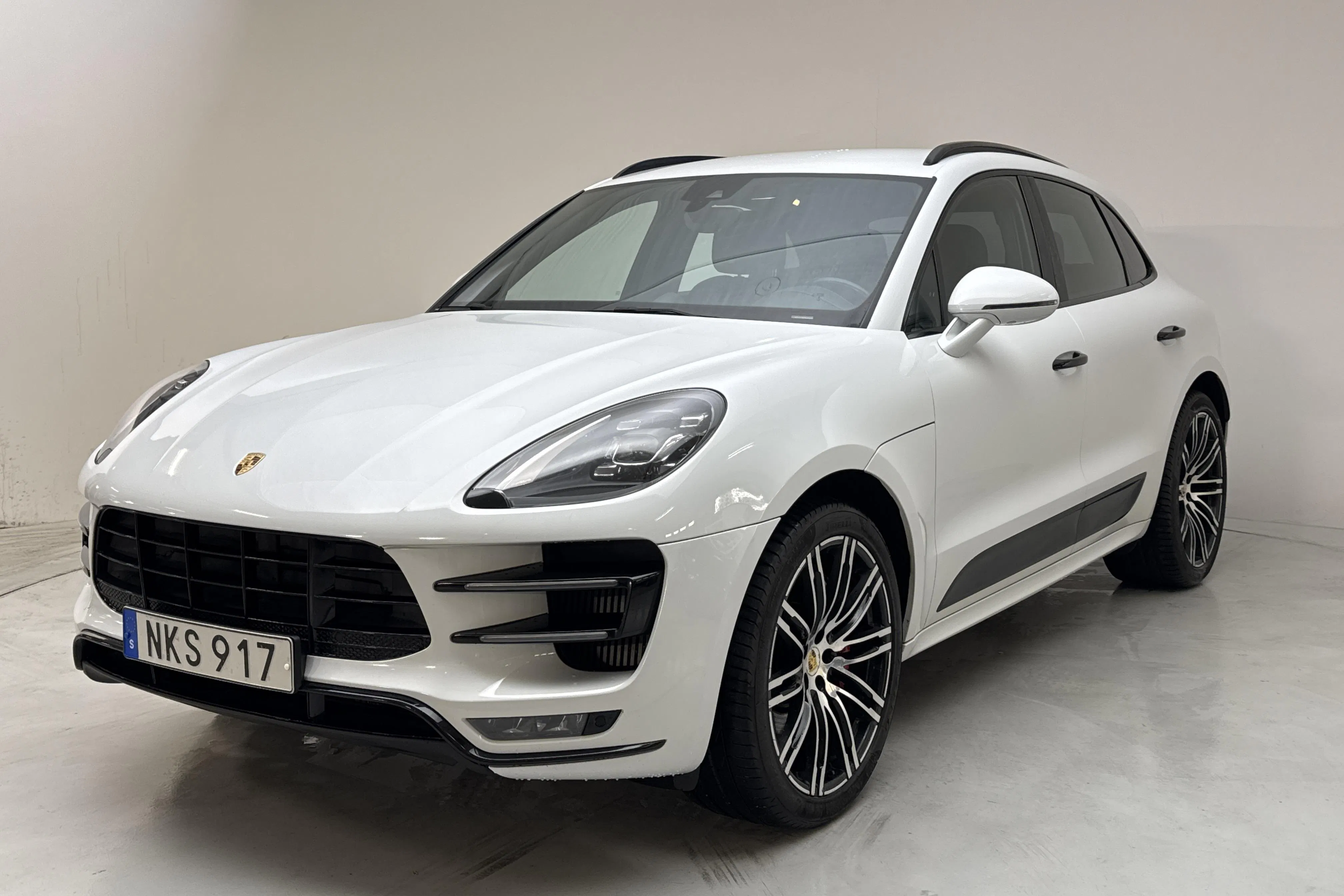 Presentationsfoto 1 av 20: Porsche Macan 3.6 Turbo (440hk) - 16 128 mil - Automat - vit - 2017