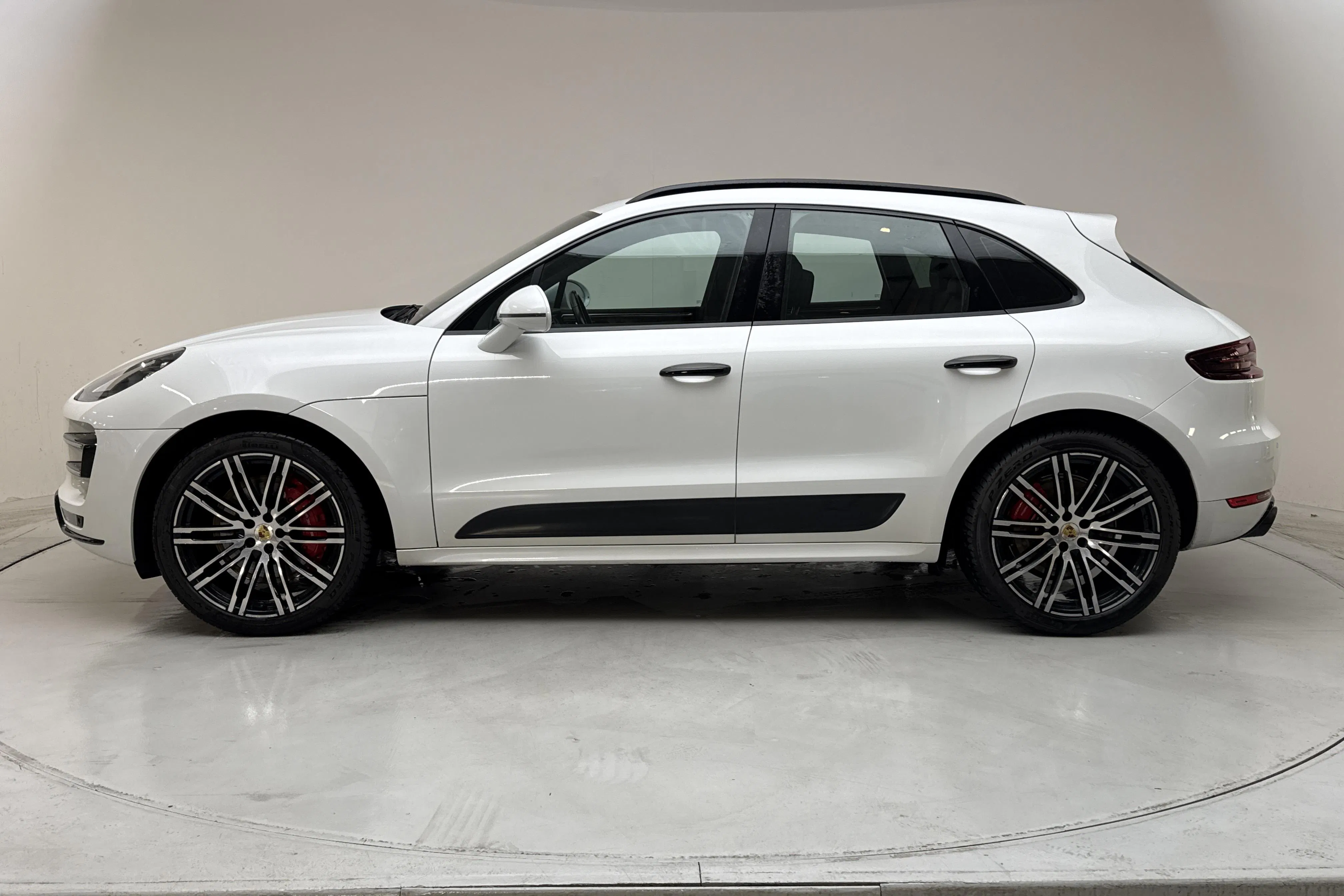 Presentationsfoto 2 av 20: Porsche Macan 3.6 Turbo (440hk) - 16 128 mil - Automat - vit - 2017
