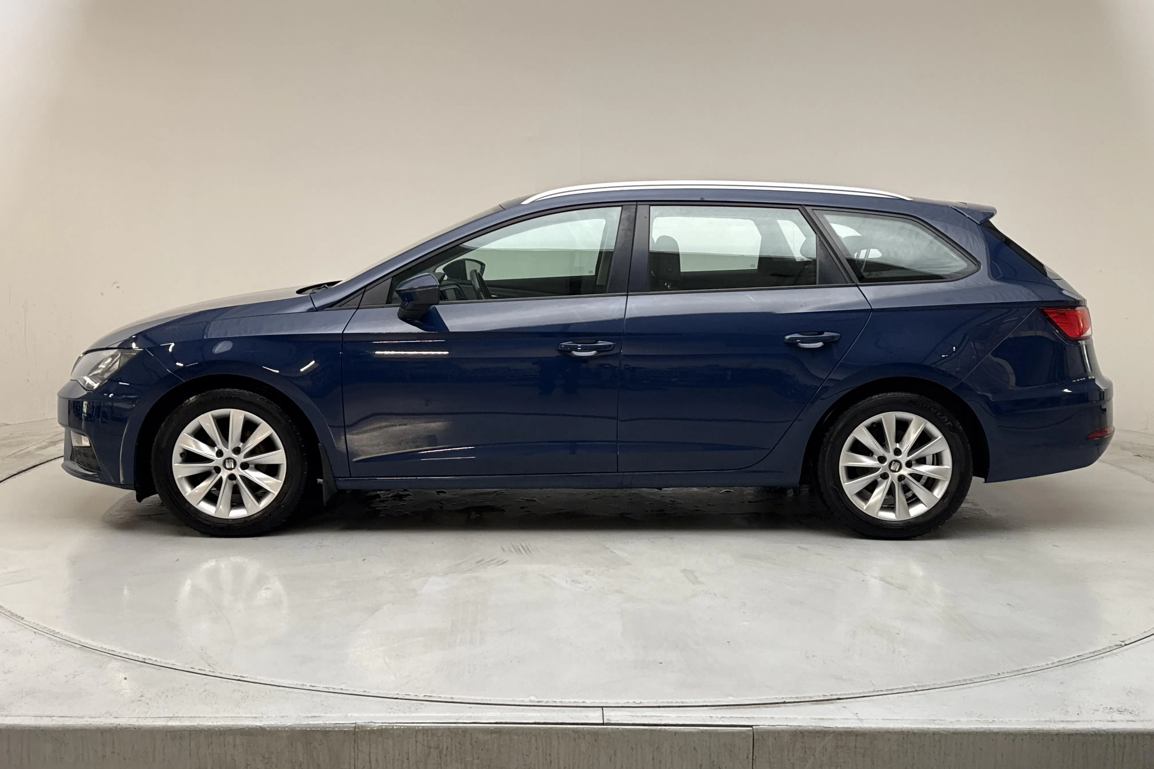 Presentationsfoto 2 av 12: Seat Leon 1.0 TSI ST (115hk) - 6 814 mil - Automat - blå - 2019
