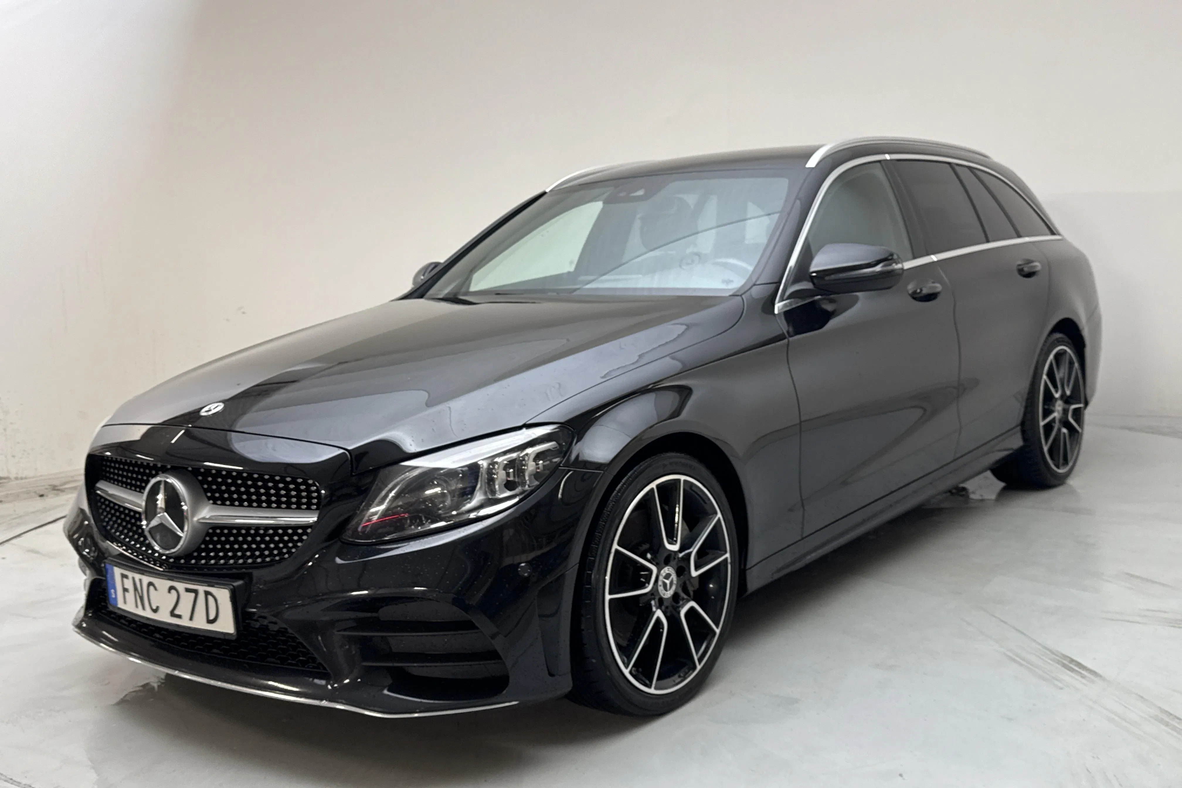 Presentationsfoto 1 av 14: Mercedes C 300 d Kombi S205 (245hk) - 12 880 mil - Automat - svart - 2020