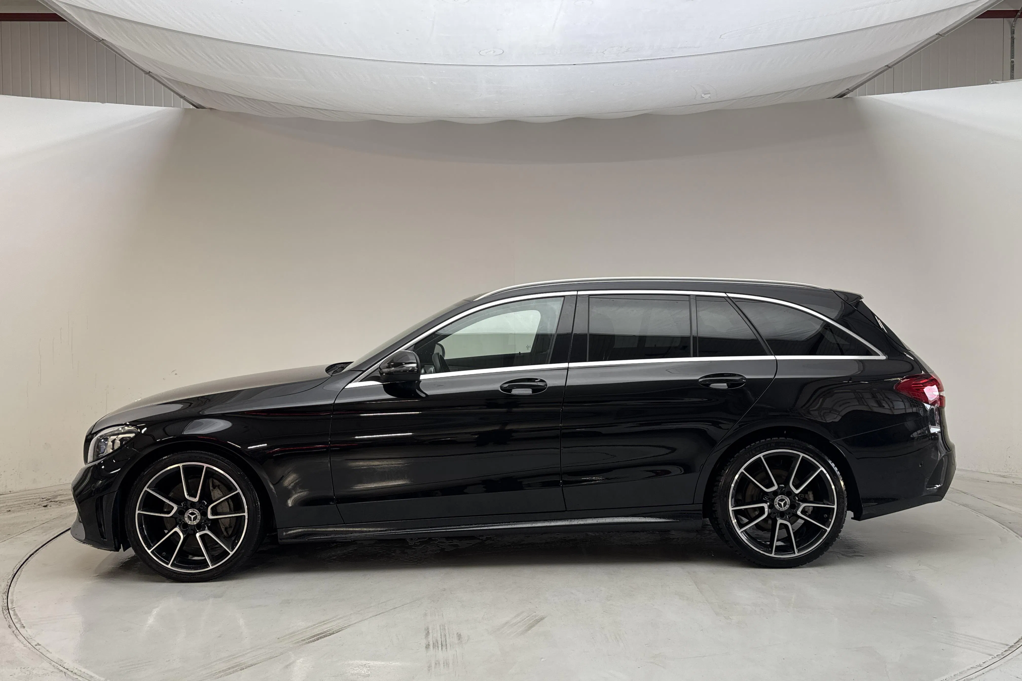 Presentationsfoto 2 av 14: Mercedes C 300 d Kombi S205 (245hk) - 12 880 mil - Automat - svart - 2020