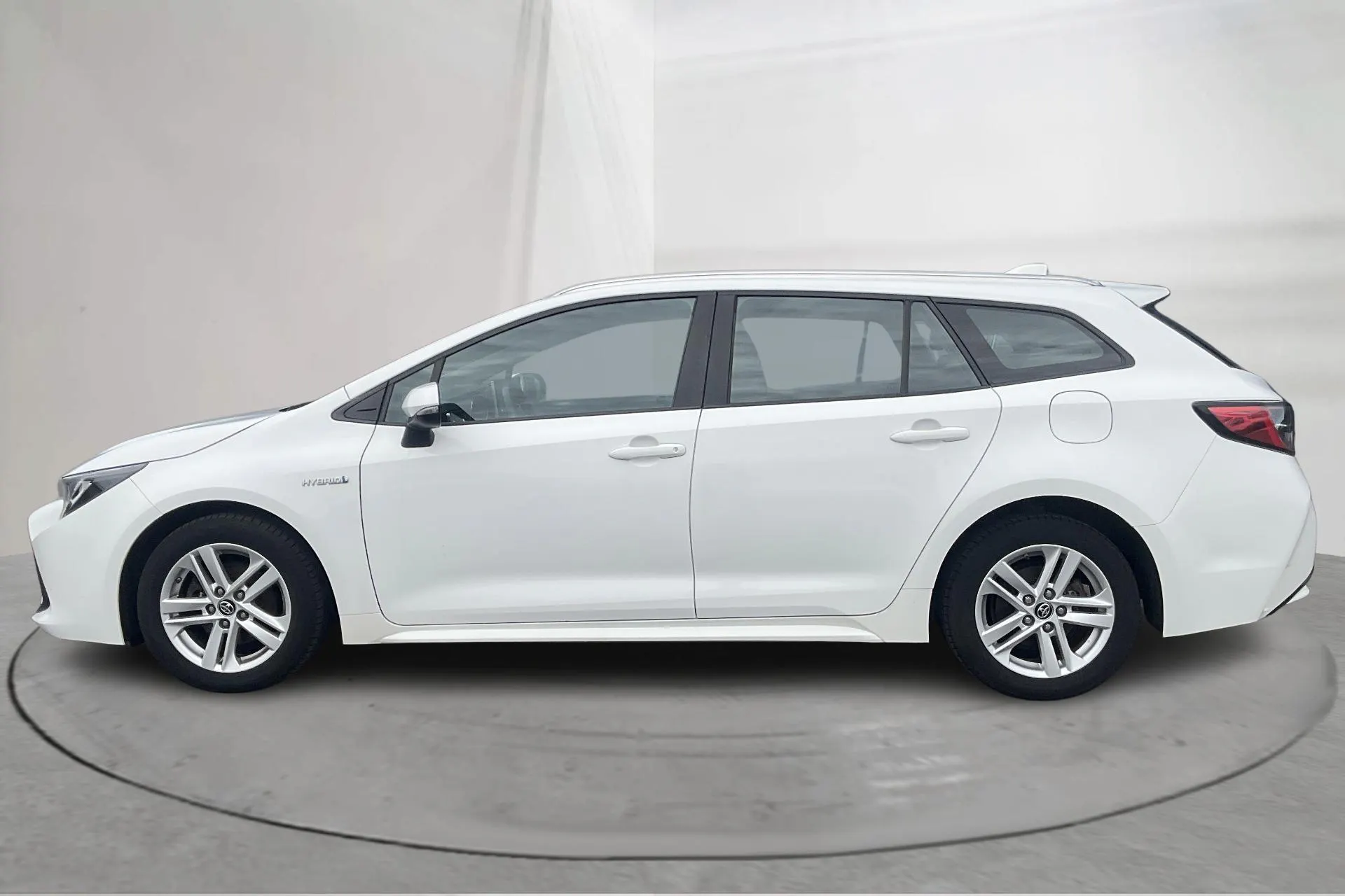 Presentationsfoto 2 av 15: Toyota Corolla 1.8 Hybrid Touring Sports (122hk) - 13 561 mil - Automat - vit - 2019