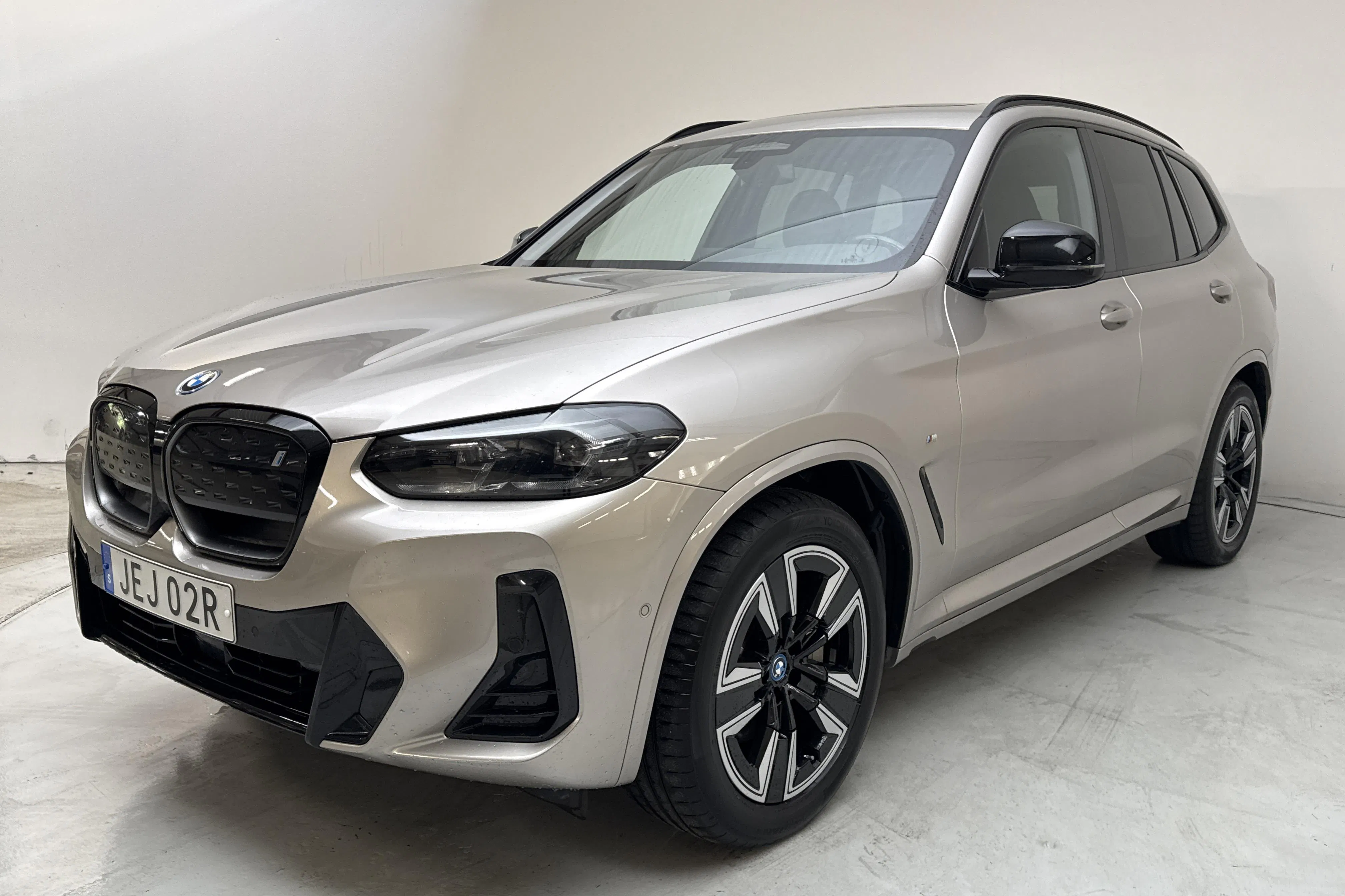 Presentation photo 1 of 19: BMW iX3 LCI, G08 (286hk) - 47 160 km - Automatic - gray - 2023