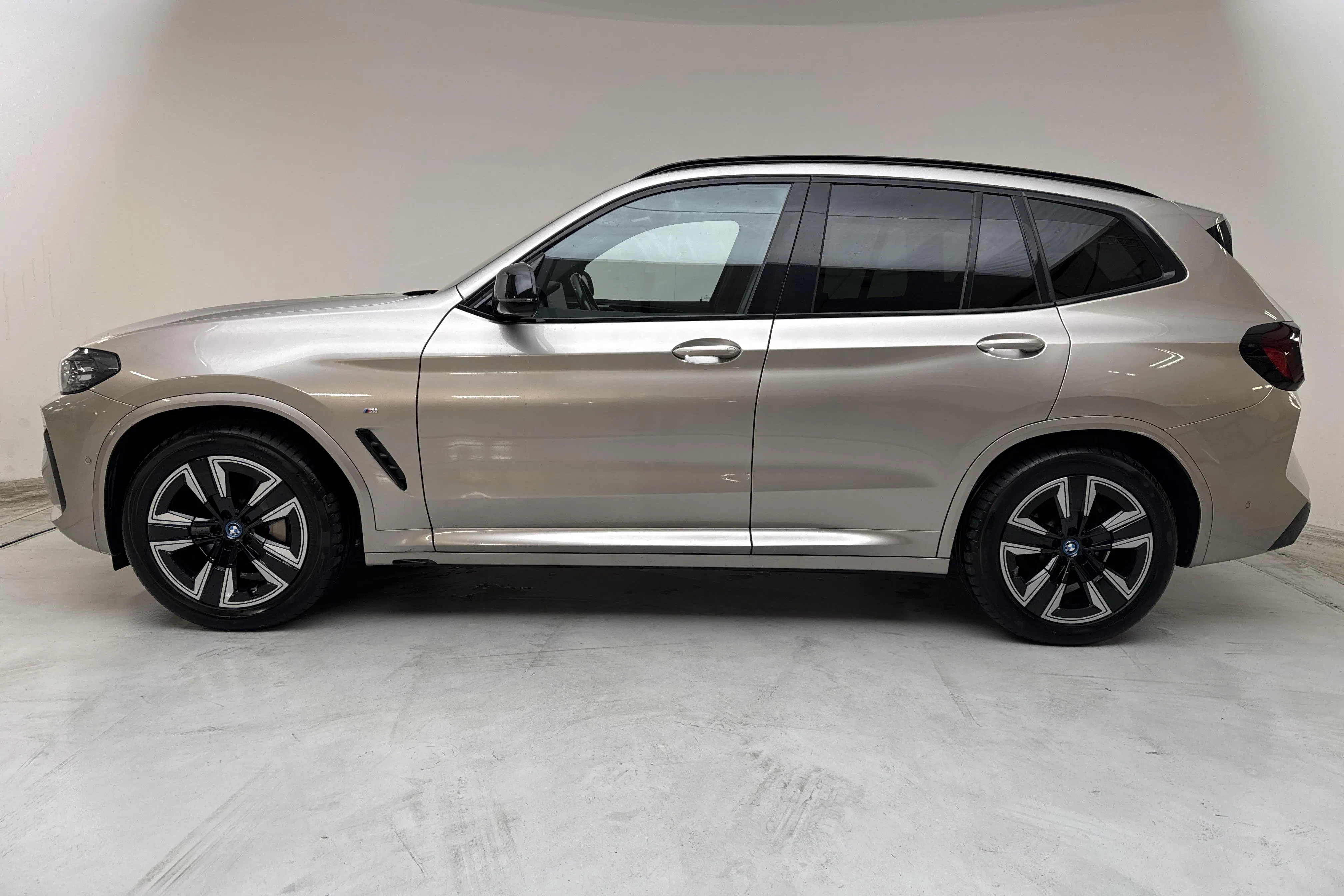 Presentation photo 2 of 19: BMW iX3 LCI, G08 (286hk) - 47 160 km - Automatic - gray - 2023