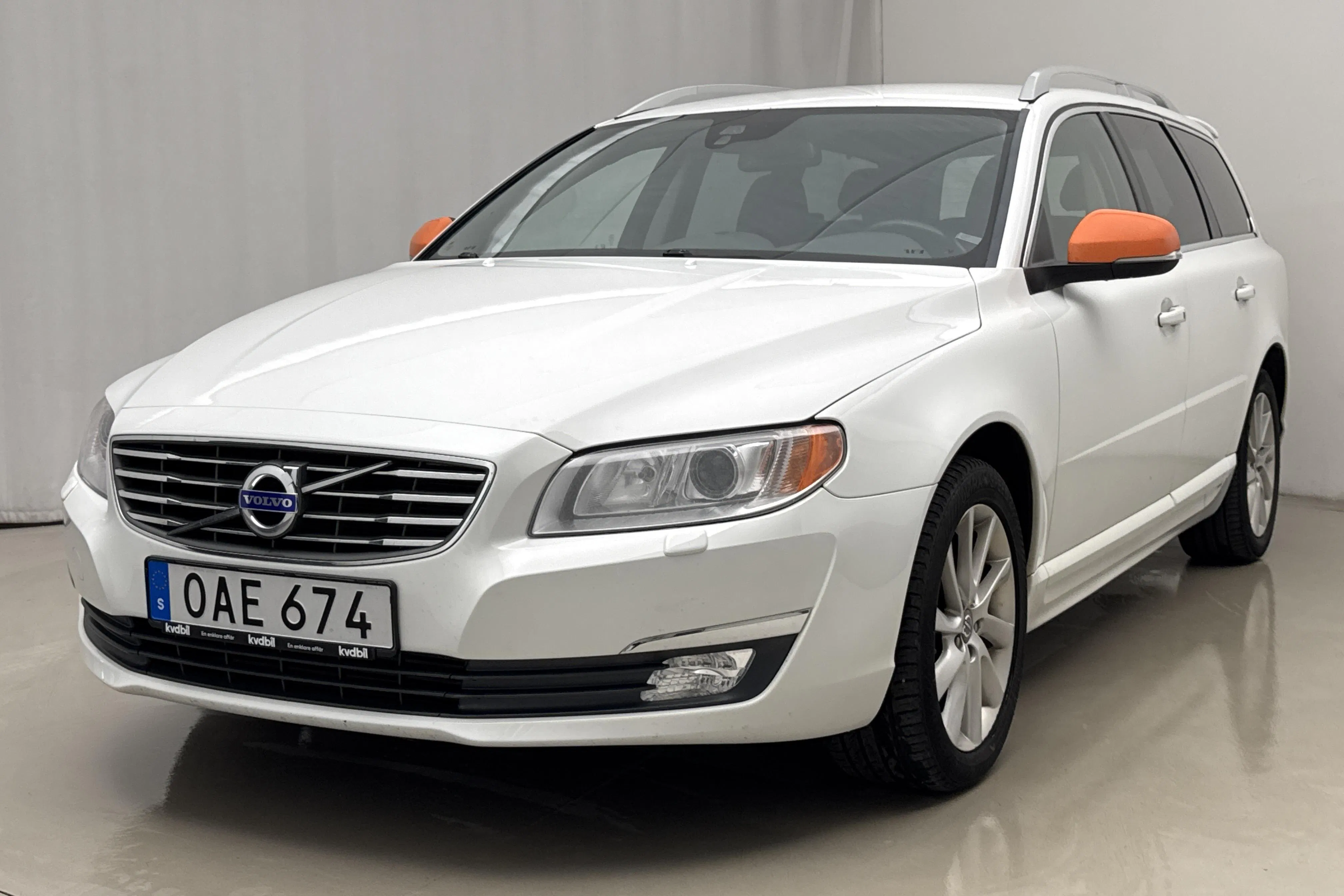 Presentationsfoto 1 av 18: Volvo V70 II D5 AWD (215hk) - 33 890 mil - Automat - vit - 2014