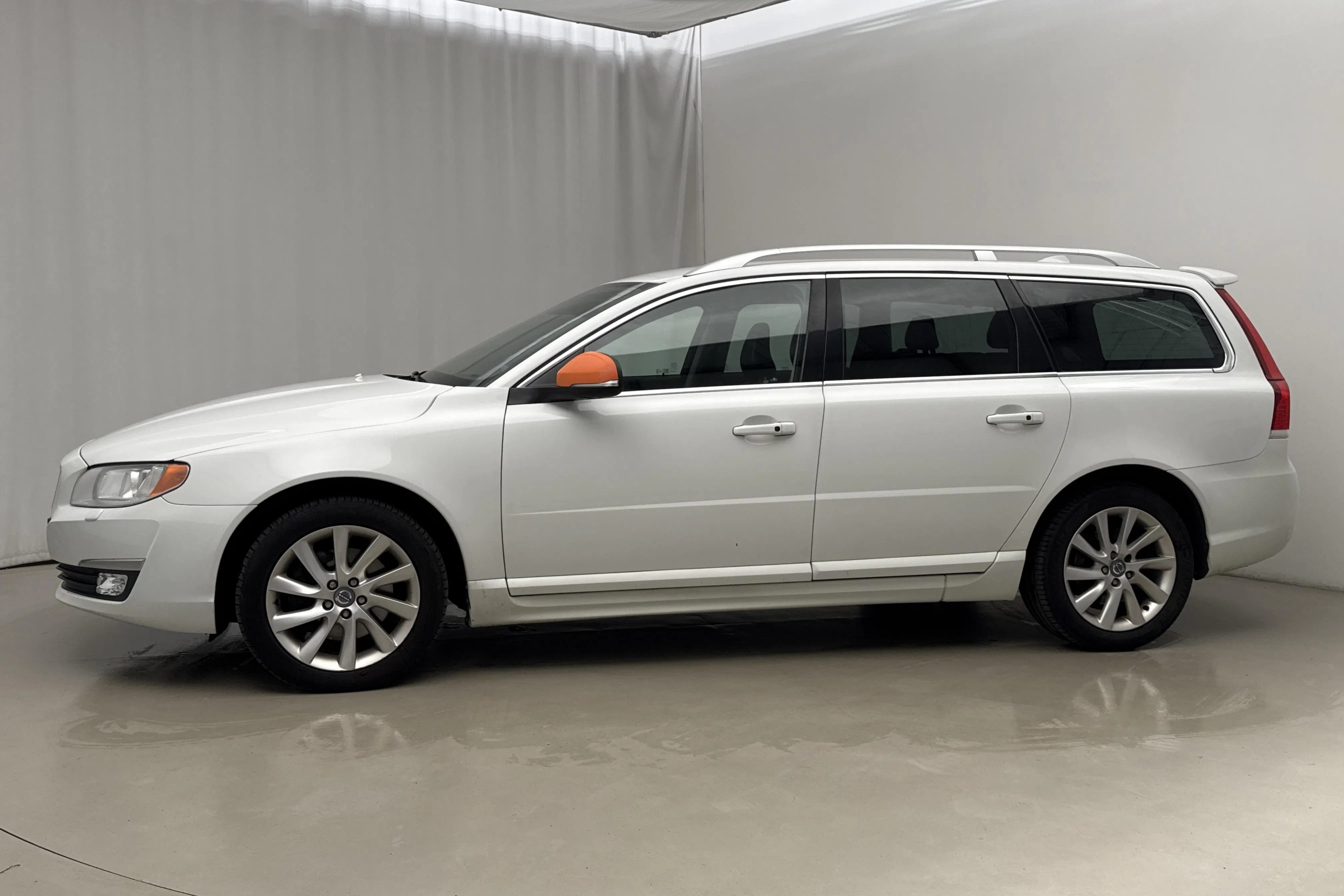 Presentationsfoto 2 av 18: Volvo V70 II D5 AWD (215hk) - 33 890 mil - Automat - vit - 2014
