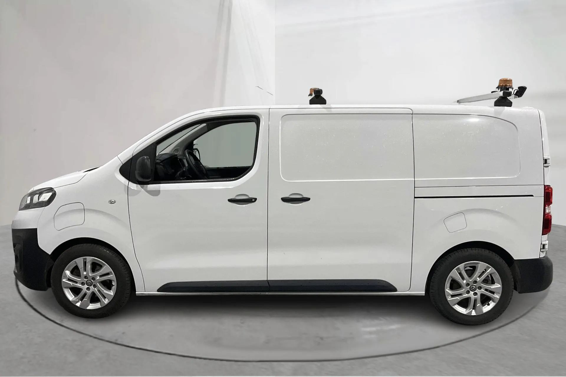 Presentationsfoto 2 av 18: Opel E-Vivaro 75kWh (136hk) - 5 486 mil - Automat - vit - 2023