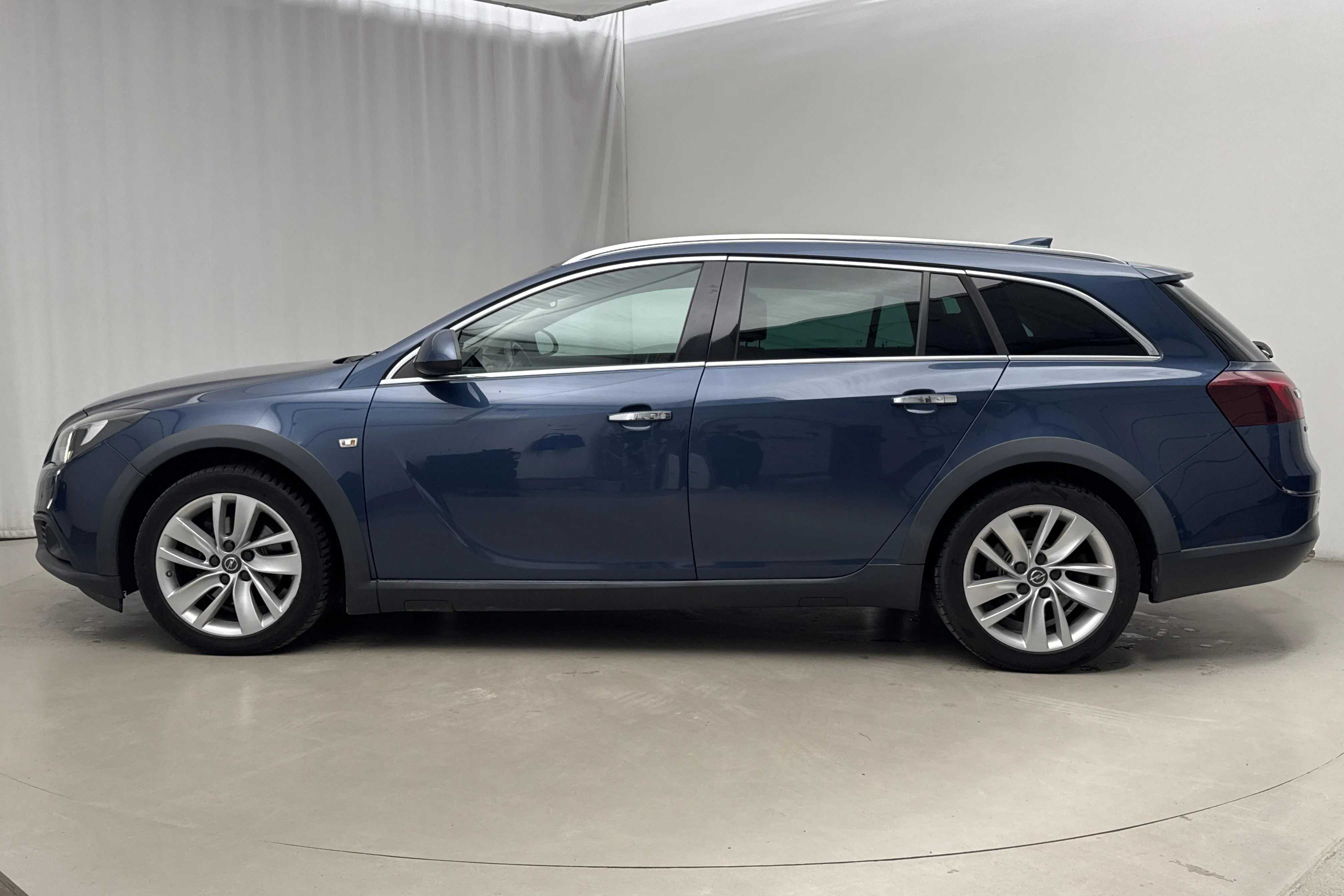 Presentationsfoto 2 av 15: Opel Insignia 2.0 CDTI ECOTEC 4x4 Country Tourer (170hk) - 10 954 mil - Automat - blå - 2017
