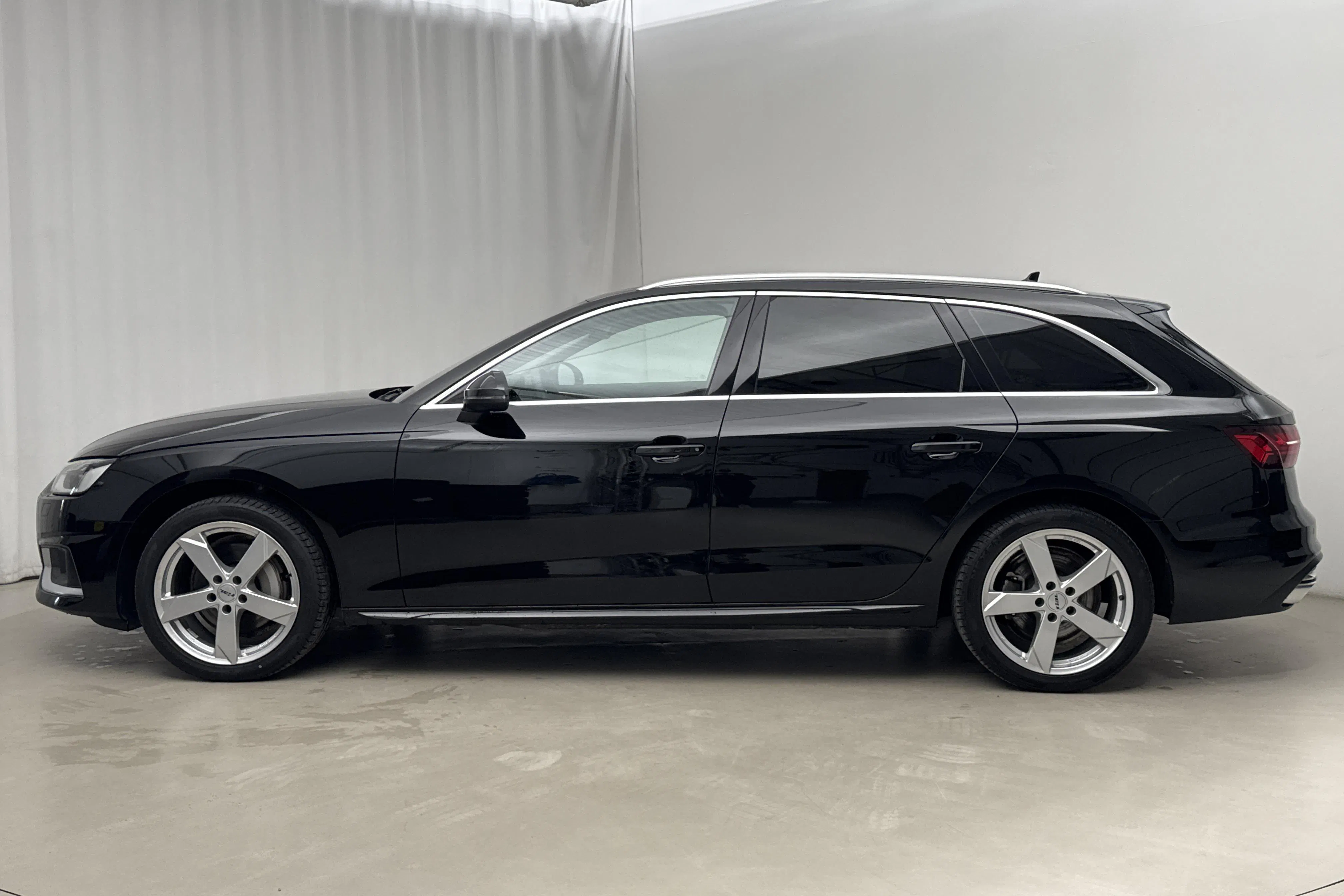 Presentationsfoto 2 av 16: Audi A4 Avant 40 TFSI quattro (204hk) - 7 854 mil - Automat - svart - 2022