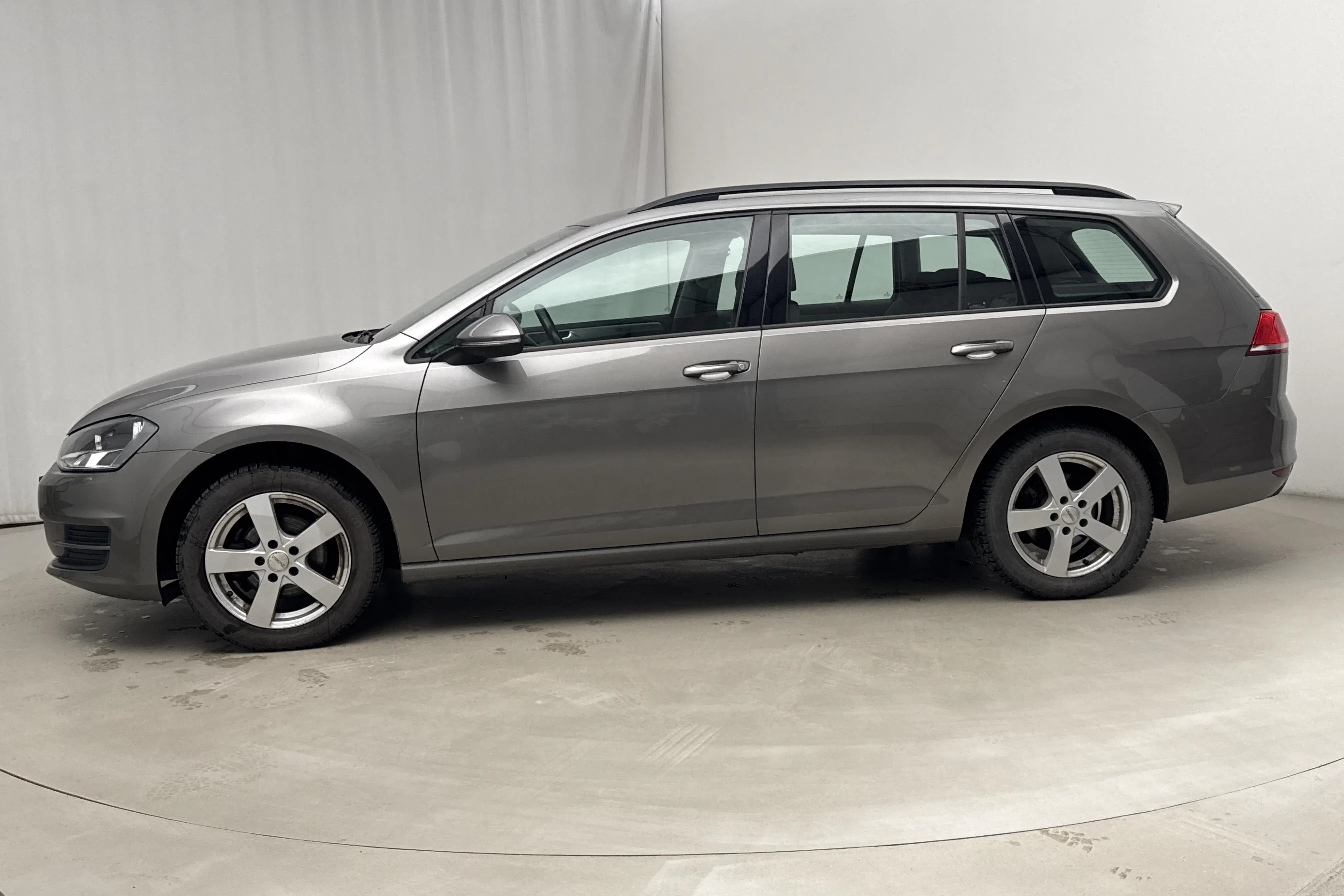 Presentationsfoto 2 av 15: VW Golf VII 1.2 TSI Sportscombi (105hk) - 12 026 mil - Manuell - grå - 2015