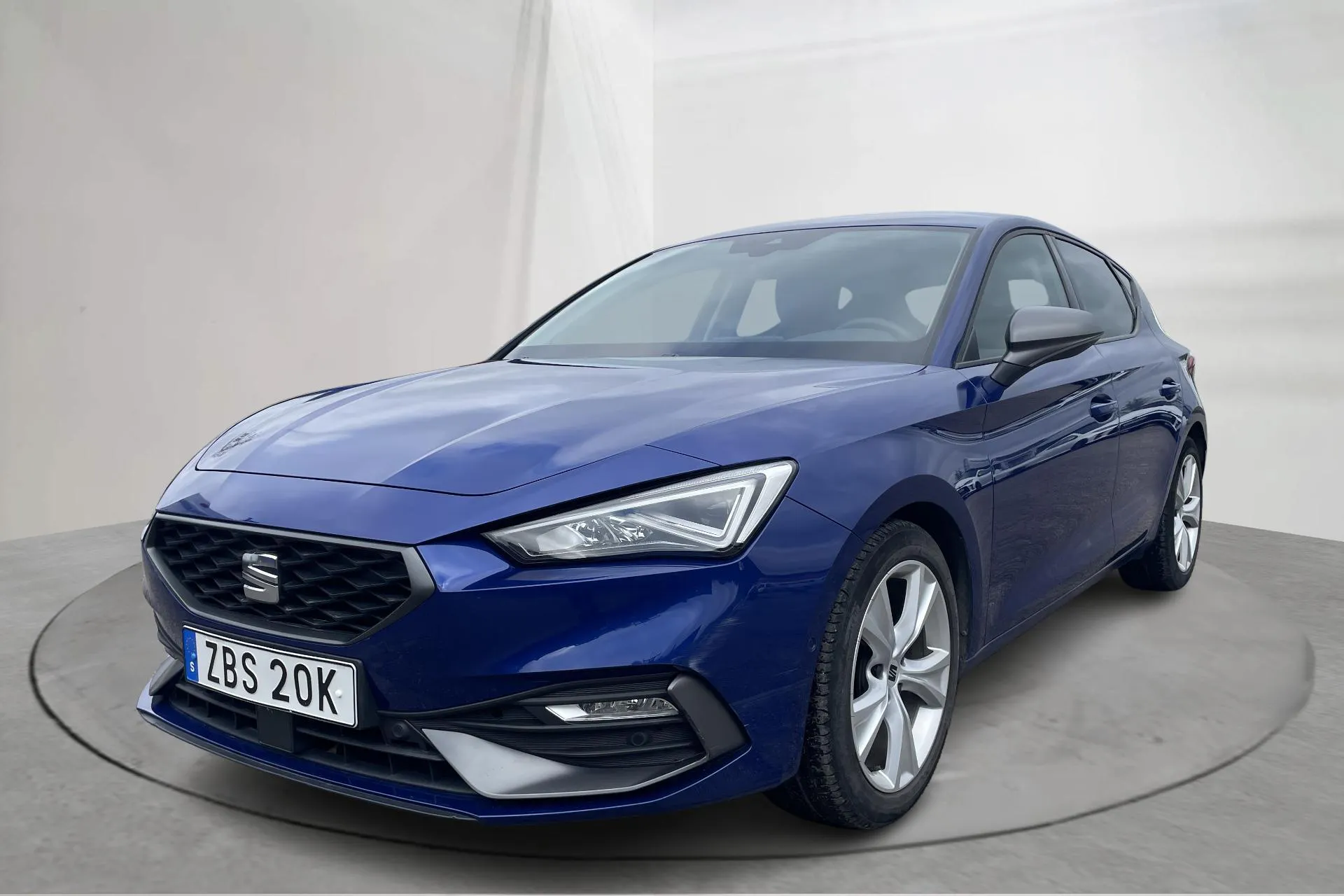 Presentationsfoto 1 av 18: Seat Leon 1.5 TSI 5dr (130hk) - 7 401 mil - Manuell - blå - 2021