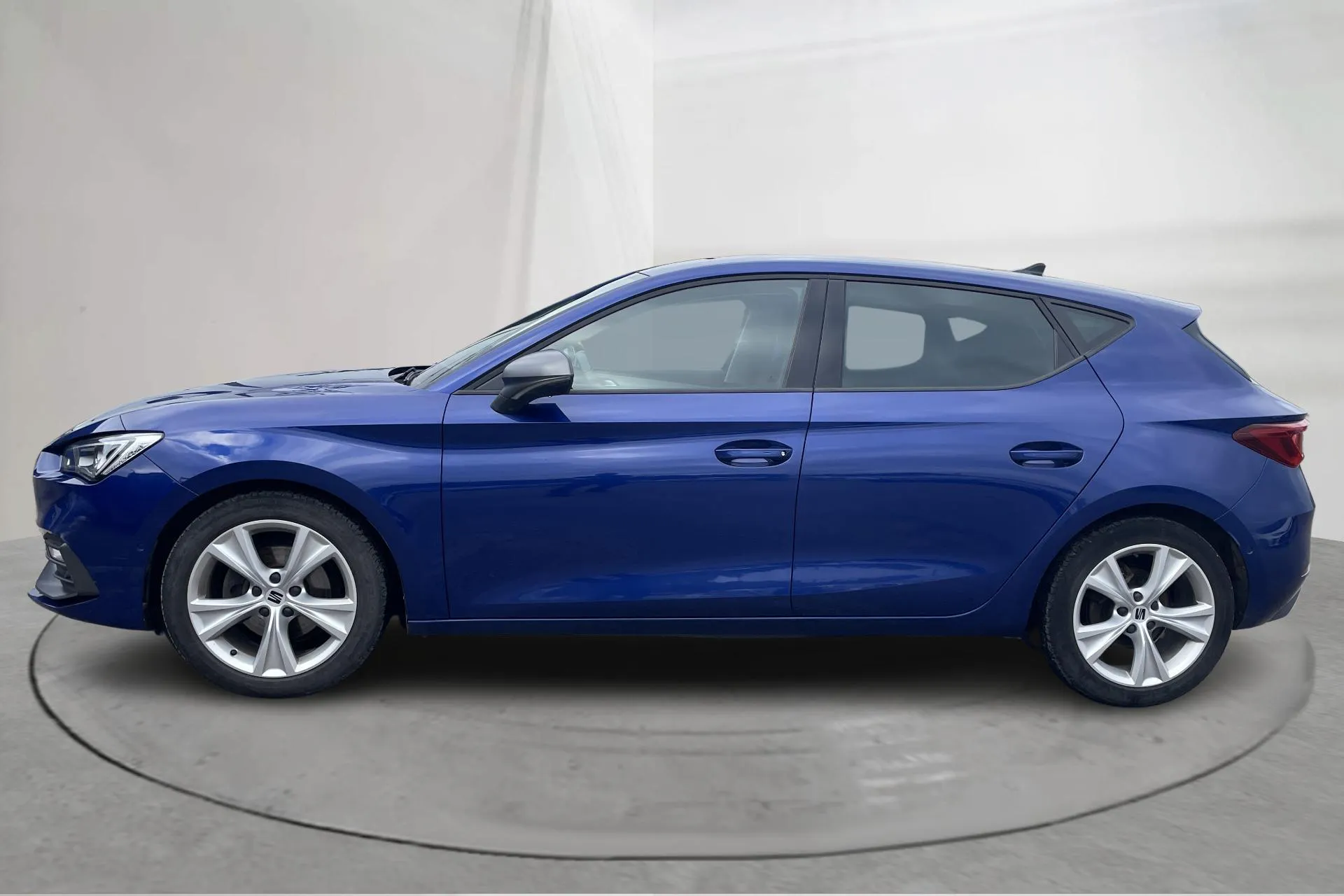 Presentationsfoto 2 av 18: Seat Leon 1.5 TSI 5dr (130hk) - 7 401 mil - Manuell - blå - 2021