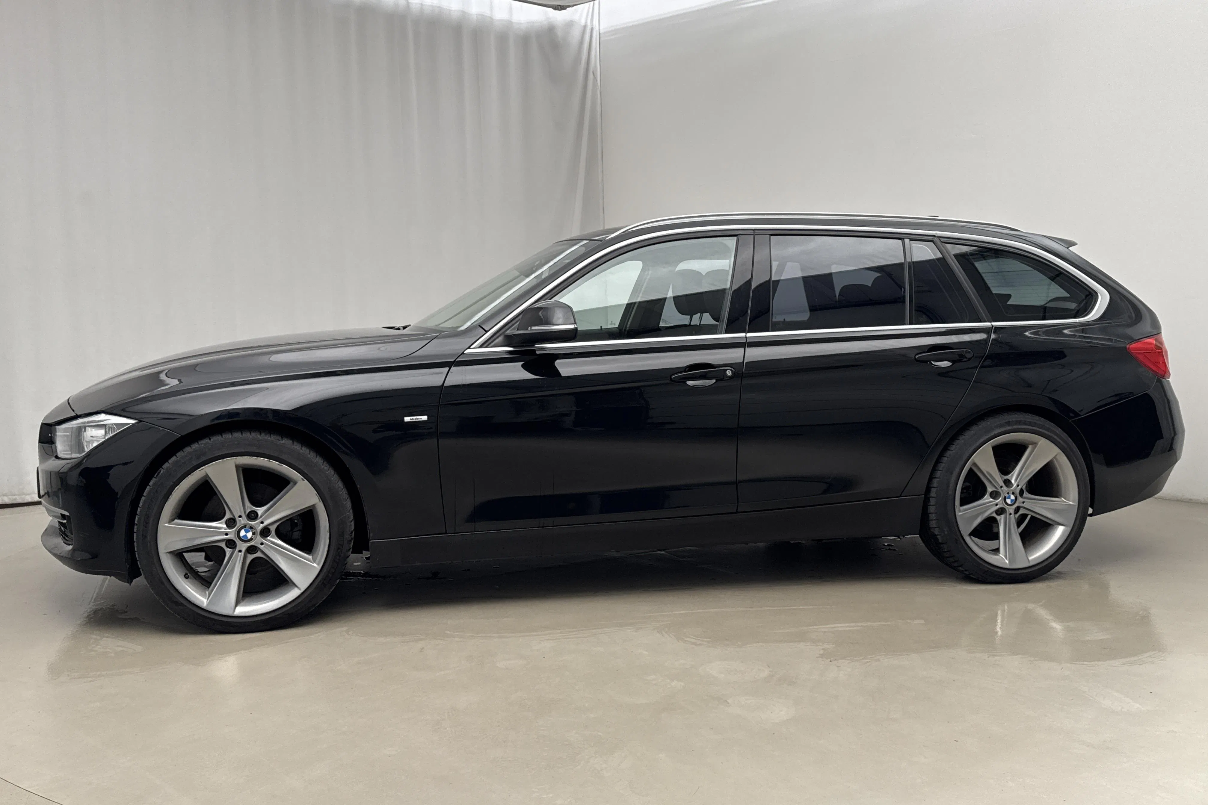 Presentationsfoto 2 av 17: BMW 320d xDrive Touring, F31 (184hk) - 18 564 mil - Manuell - svart - 2014