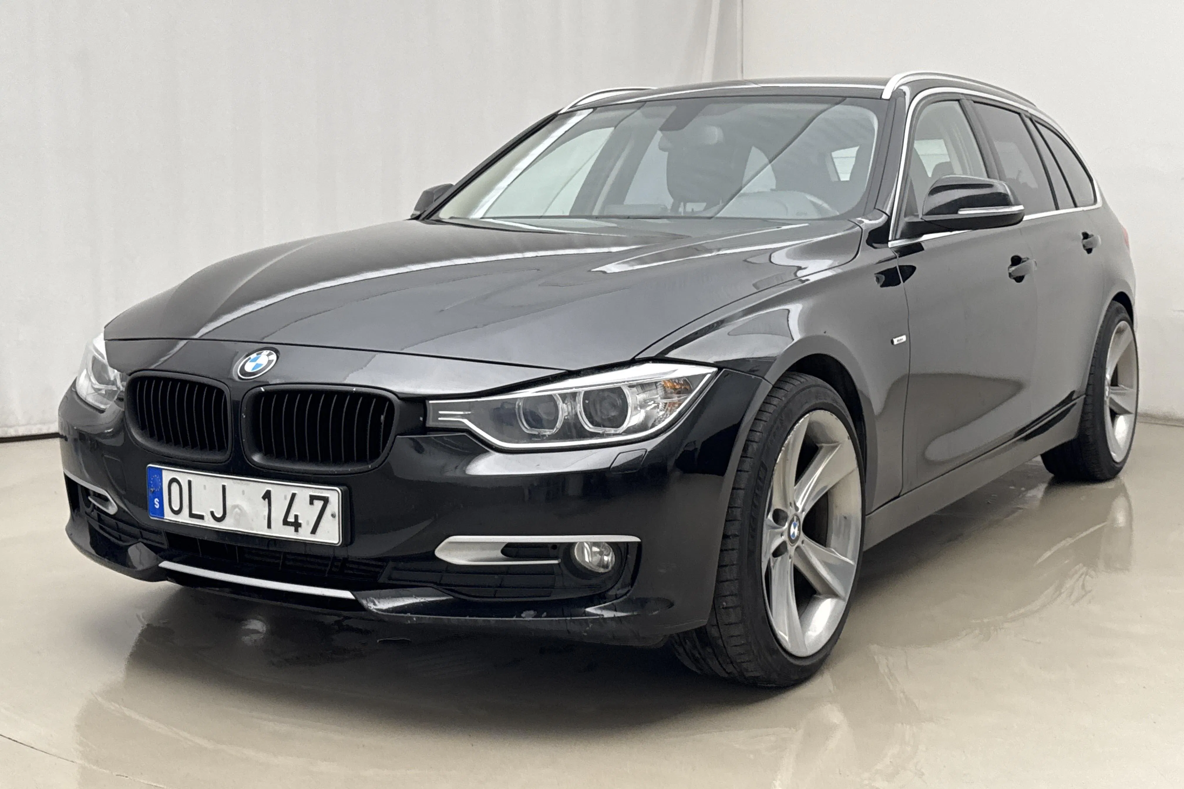 Presentationsfoto 1 av 17: BMW 320d xDrive Touring, F31 (184hk) - 18 564 mil - Manuell - svart - 2014