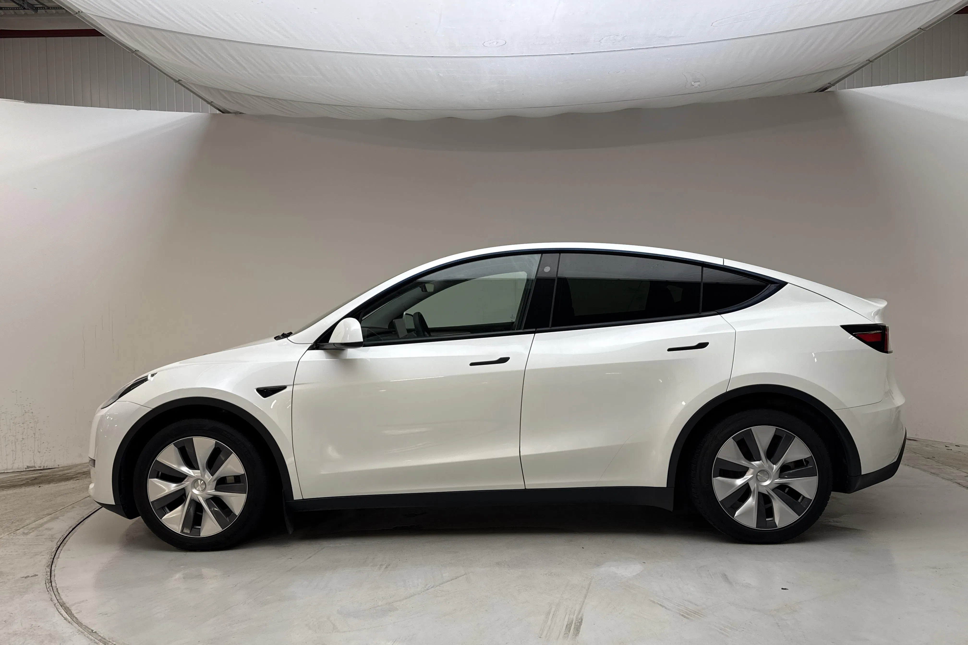 Presentationsfoto 2 av 18: Tesla Model Y Long Range Dual Motor AWD - 11 738 mil - Automat - vit - 2024