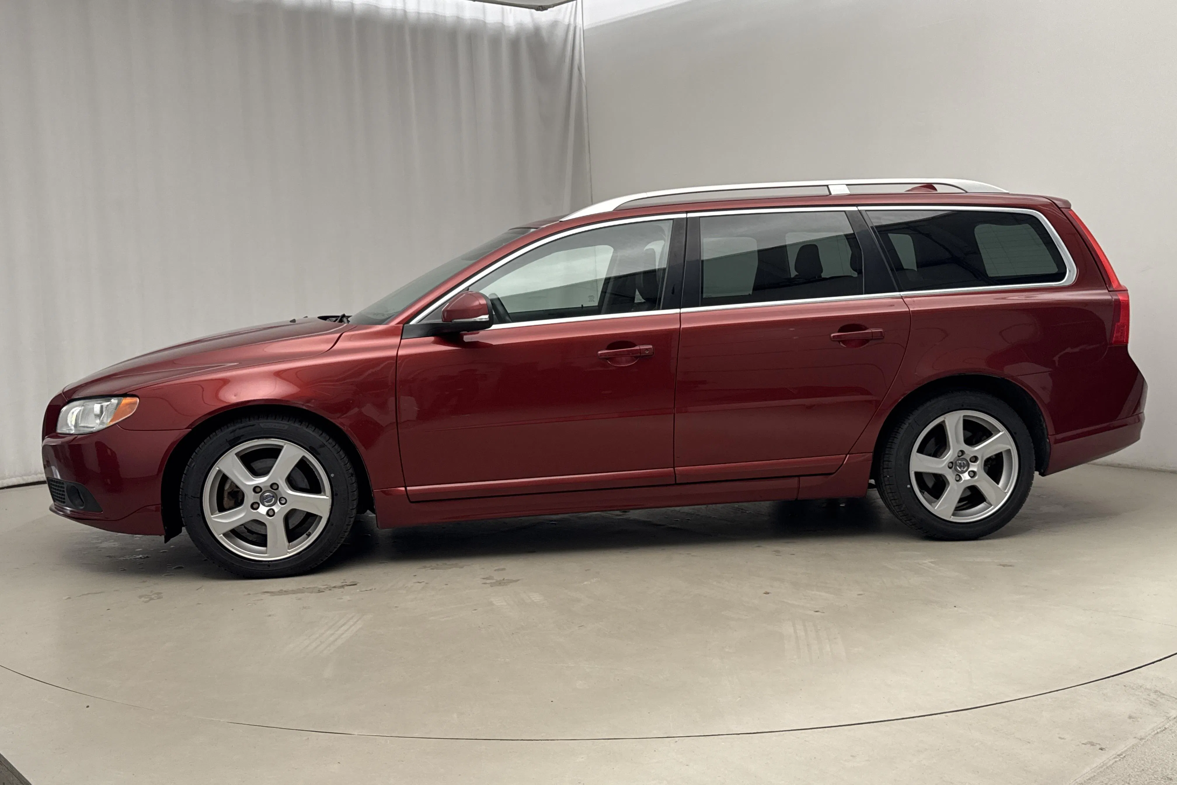 Presentationsfoto 2 av 18: Volvo V70 II 1.6D DRIVe (115hk) - 12 590 mil - Automat - röd - 2012