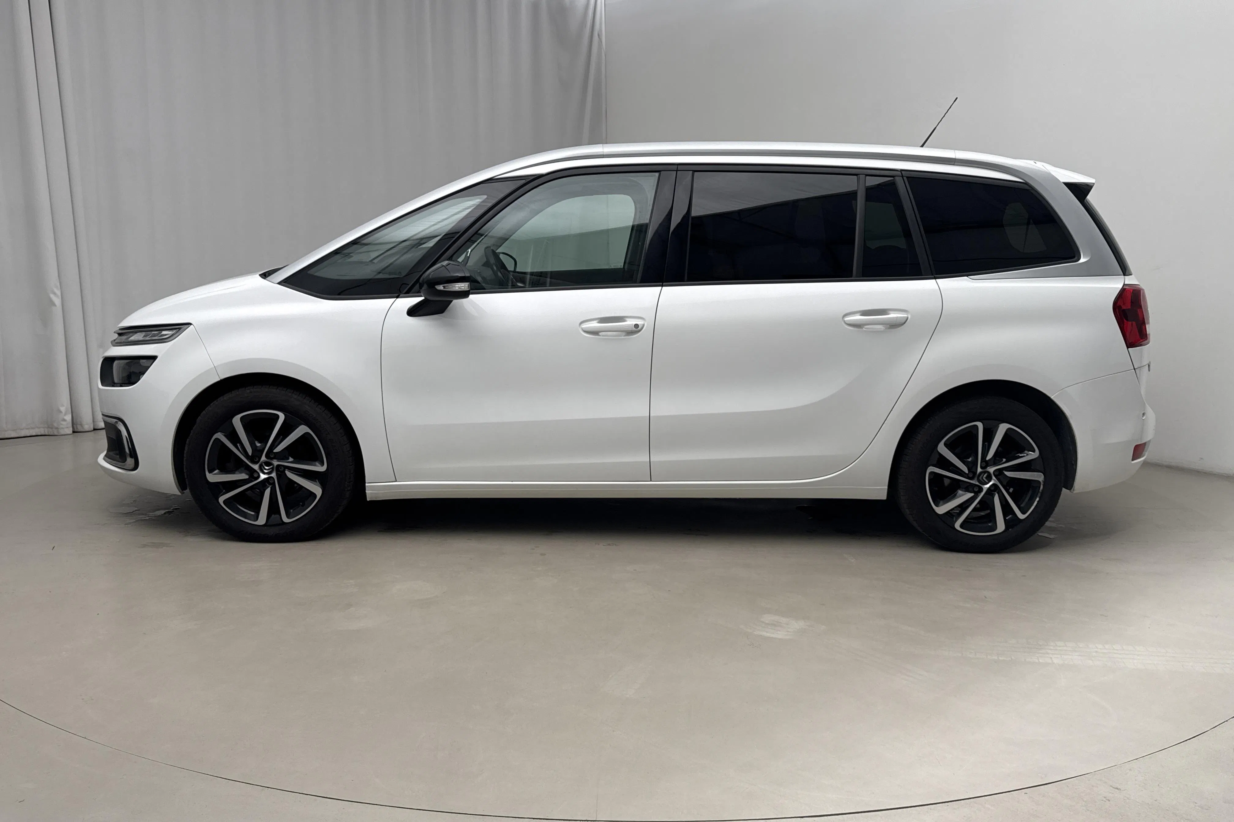 Presentation photo 2 of 17: Citroën C4 Grand Spacetourer Puretech (130hk) - 207 140 km - Automatic - white - 2022