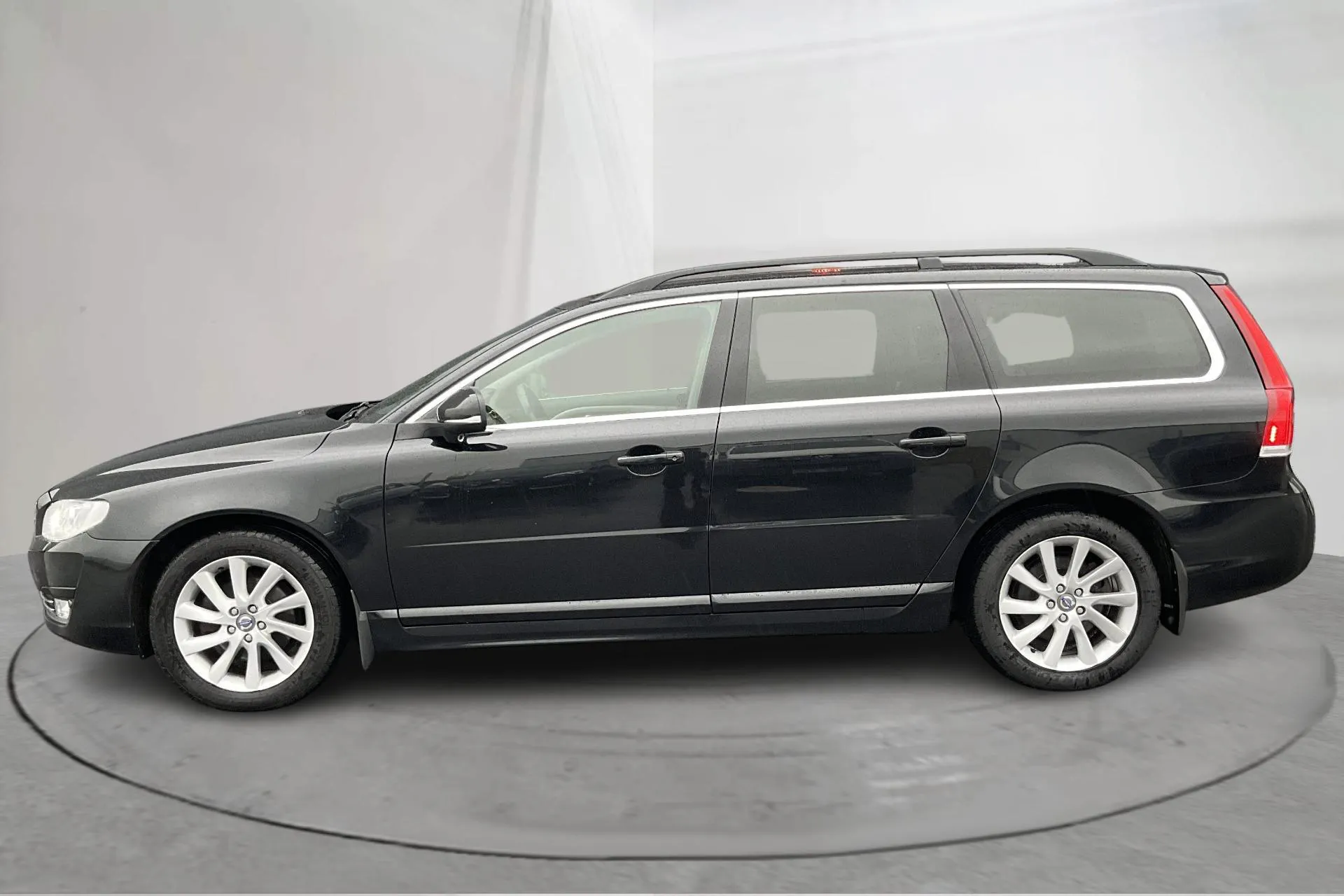 Presentationsfoto 2 av 18: Volvo V70 II D4 (181hk) - 16 001 mil - Automat - svart - 2015