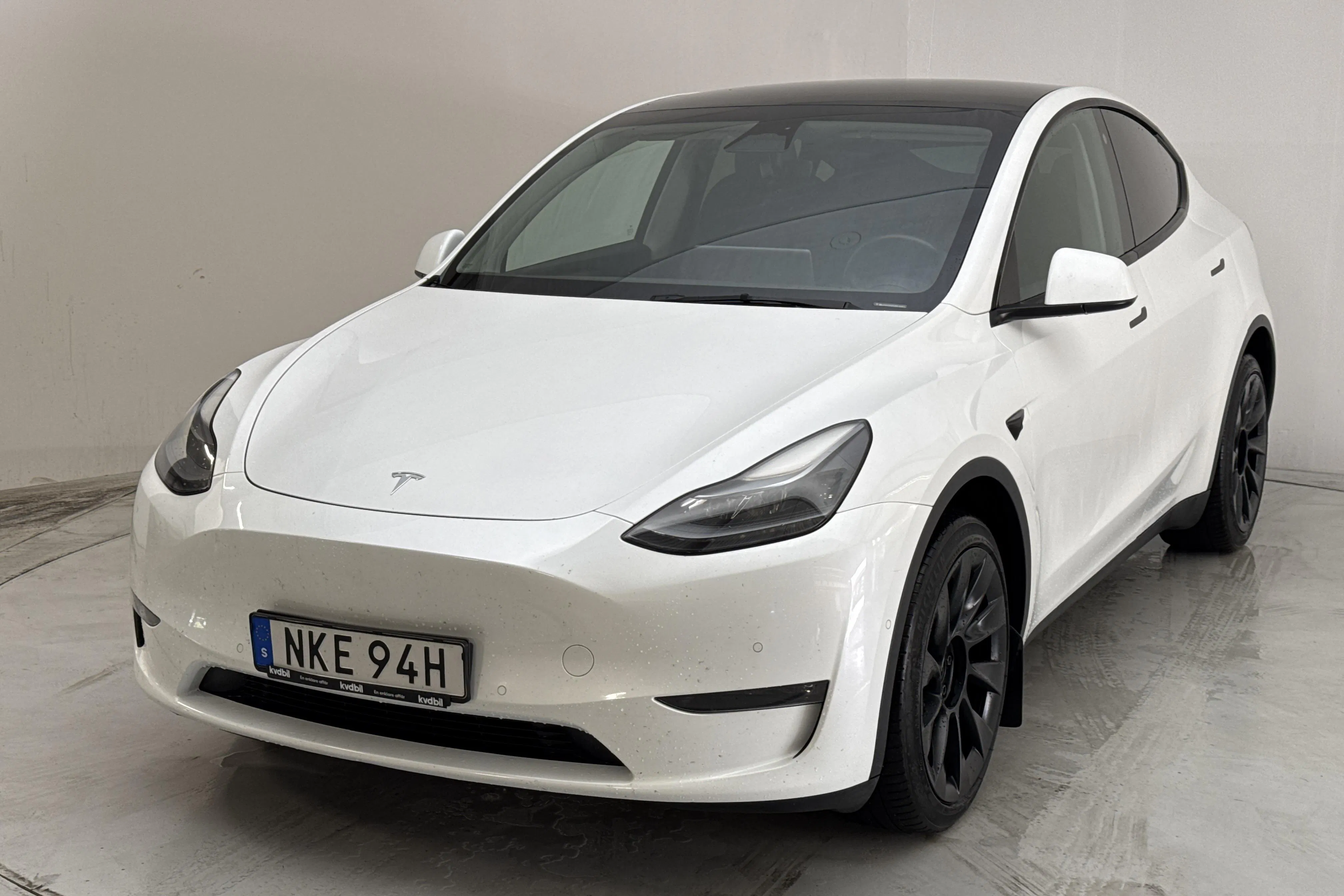 Presentationsfoto 1 av 19: Tesla Model Y Long Range Dual Motor AWD - 9 562 mil - Automat - vit - 2021