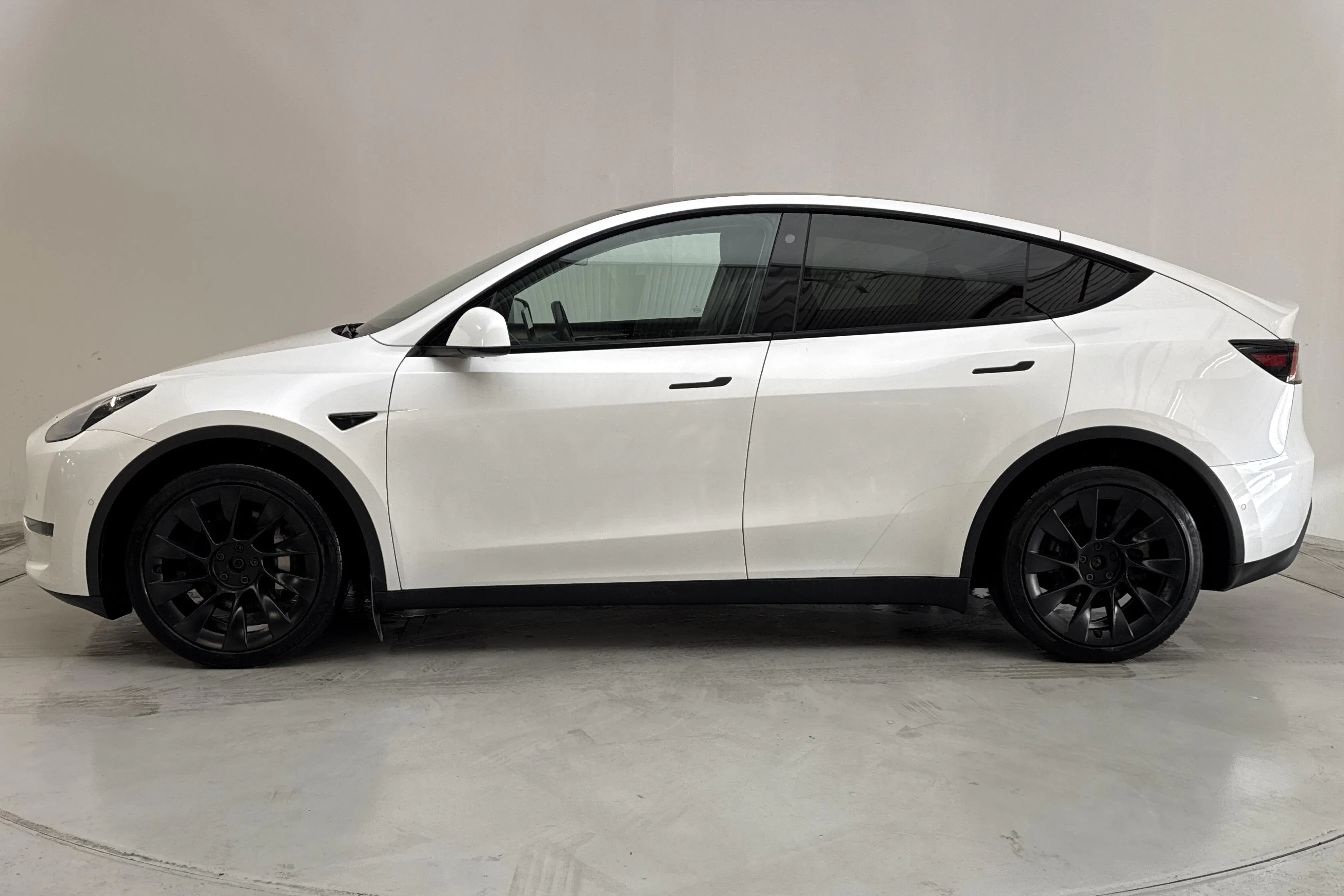 Presentationsfoto 2 av 19: Tesla Model Y Long Range Dual Motor AWD - 9 562 mil - Automat - vit - 2021