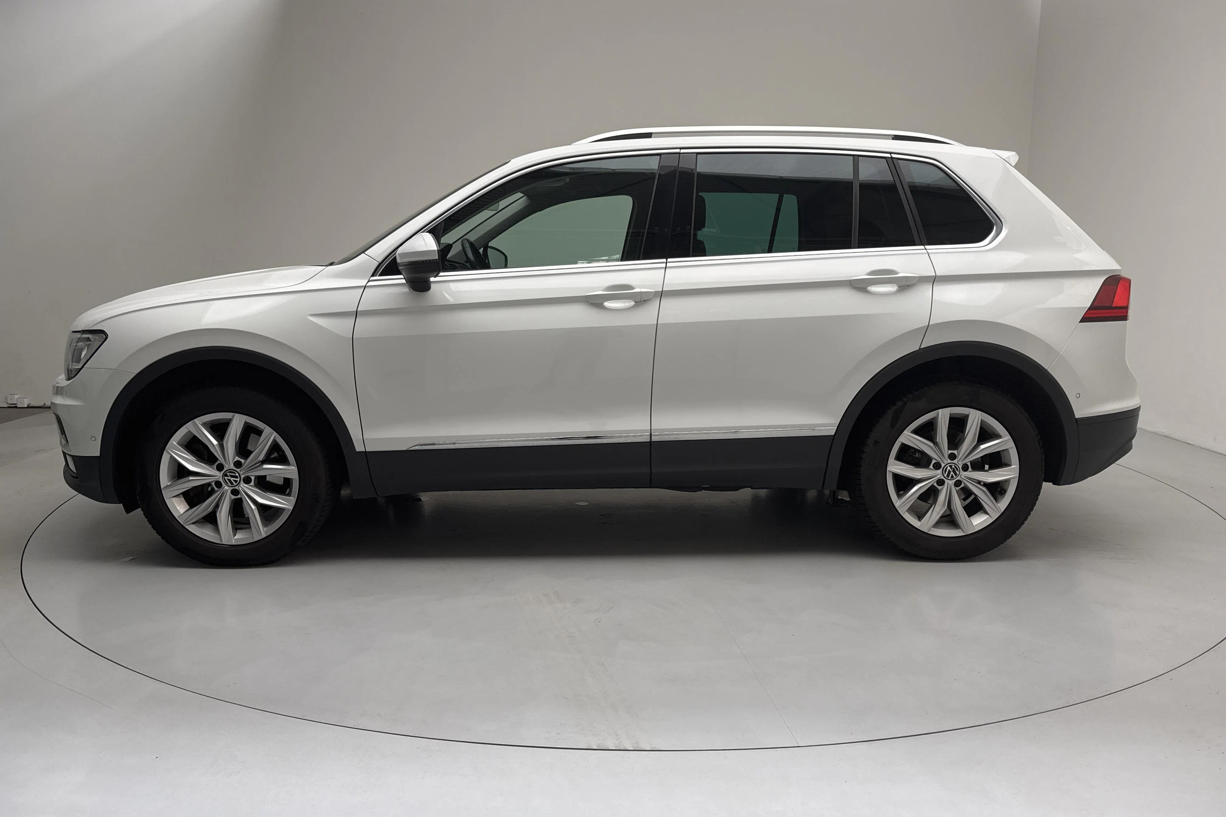 Presentationsfoto 2 av 15: VW Tiguan 2.0 TSI 4MOTION (190hk) - 11 277 mil - Automat - vit - 2020