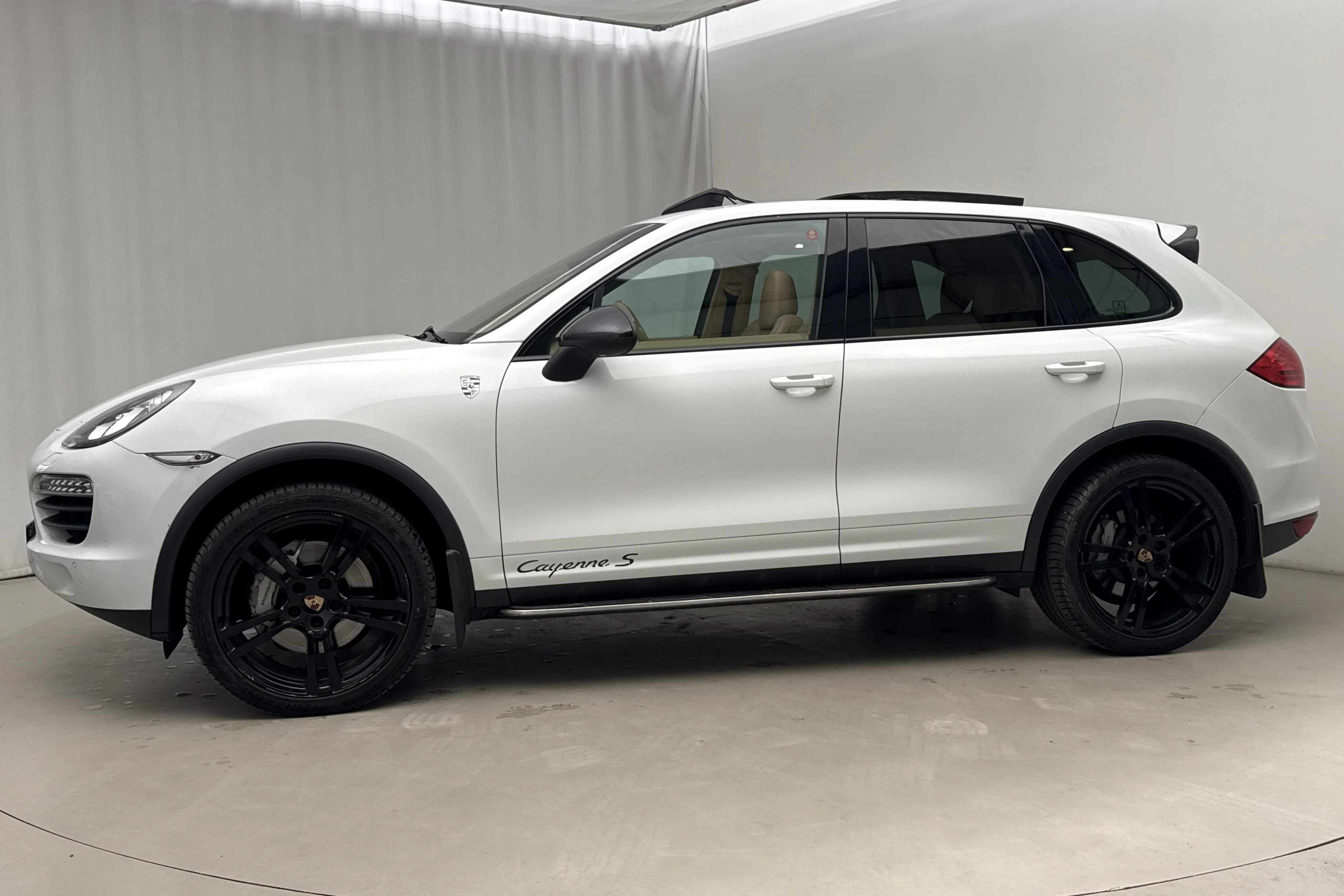 Presentationsfoto 2 av 27: Porsche Cayenne S Diesel 4.2 (382hk) - 19 400 mil - Automat - vit - 2014