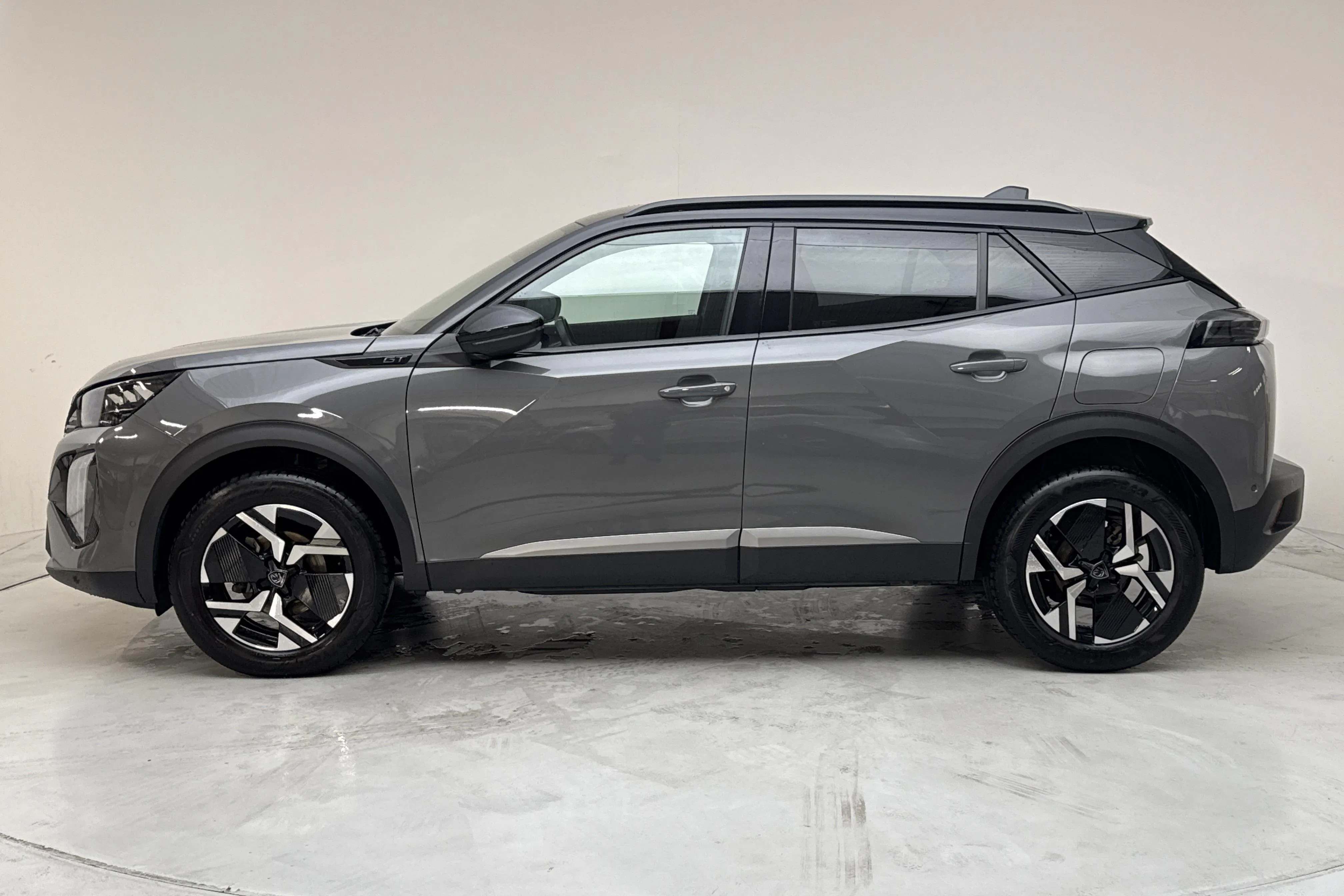 Presentationsfoto 2 av 13: Peugeot 2008 1.2 PureTech (130hk) - 4 278 mil - Automat - grå - 2024